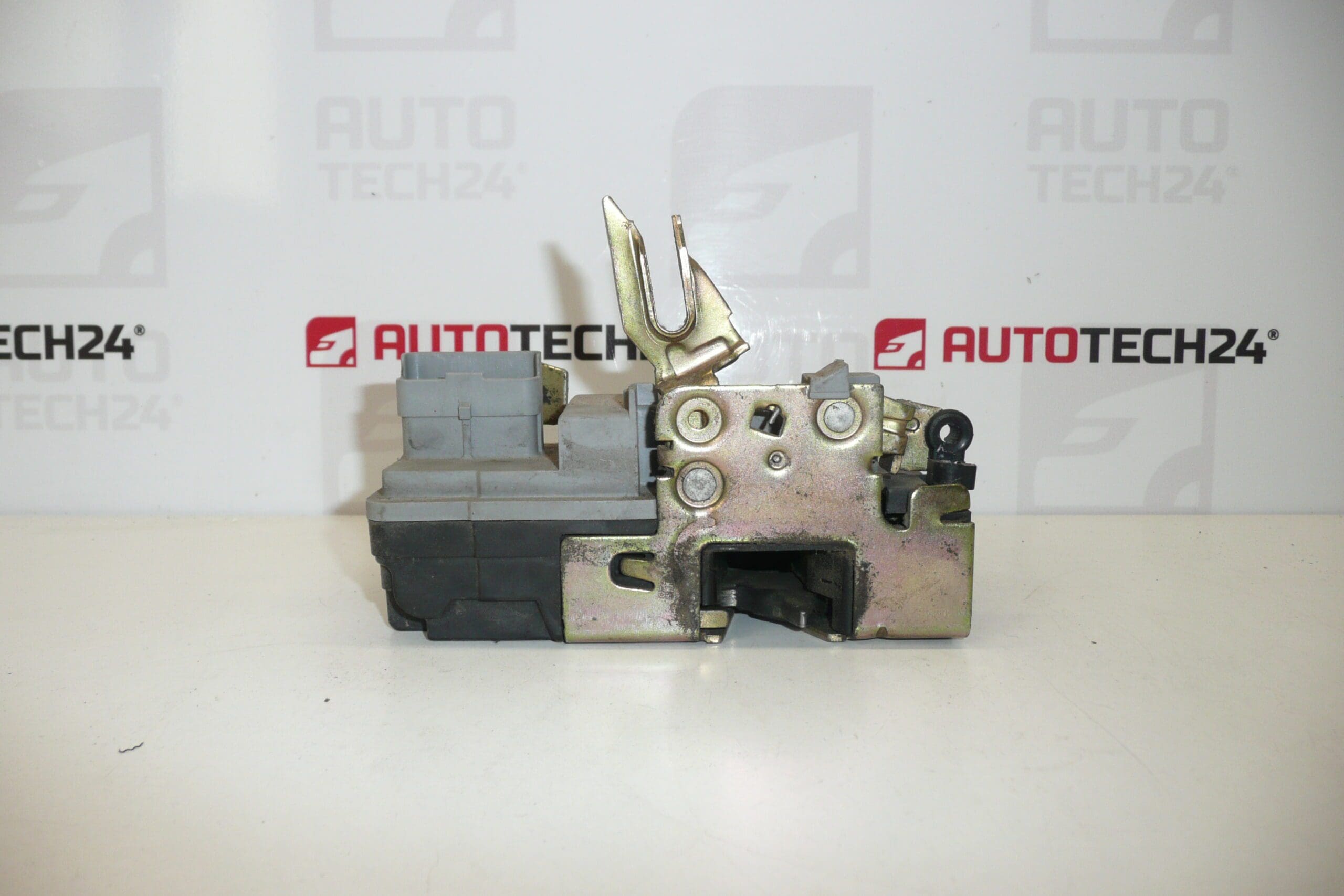 Zamek drzwi lewych przednich Citroën Xsara 9135H4