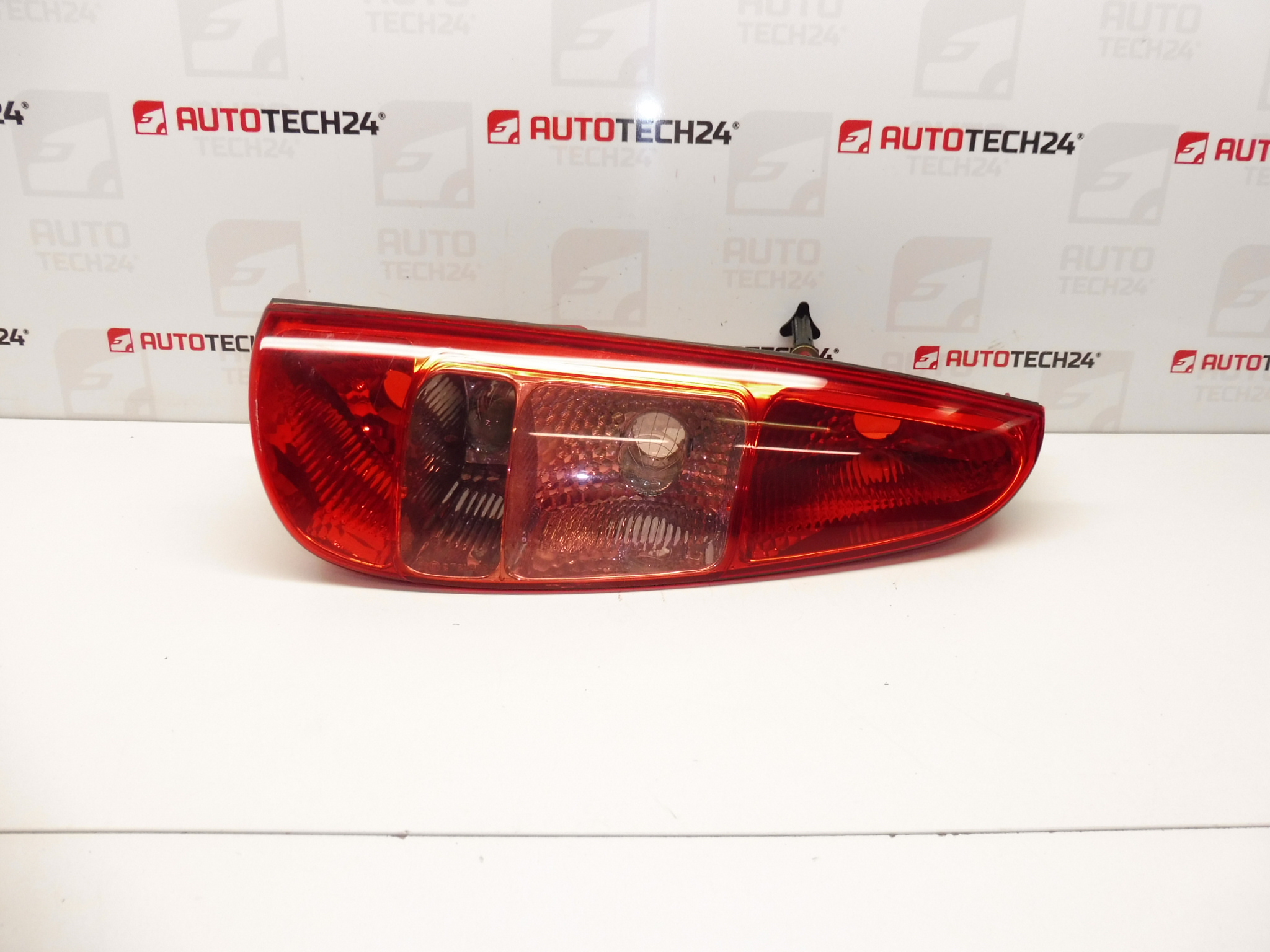 Lampa tylna lewa Peugeot 807 6350Y4
