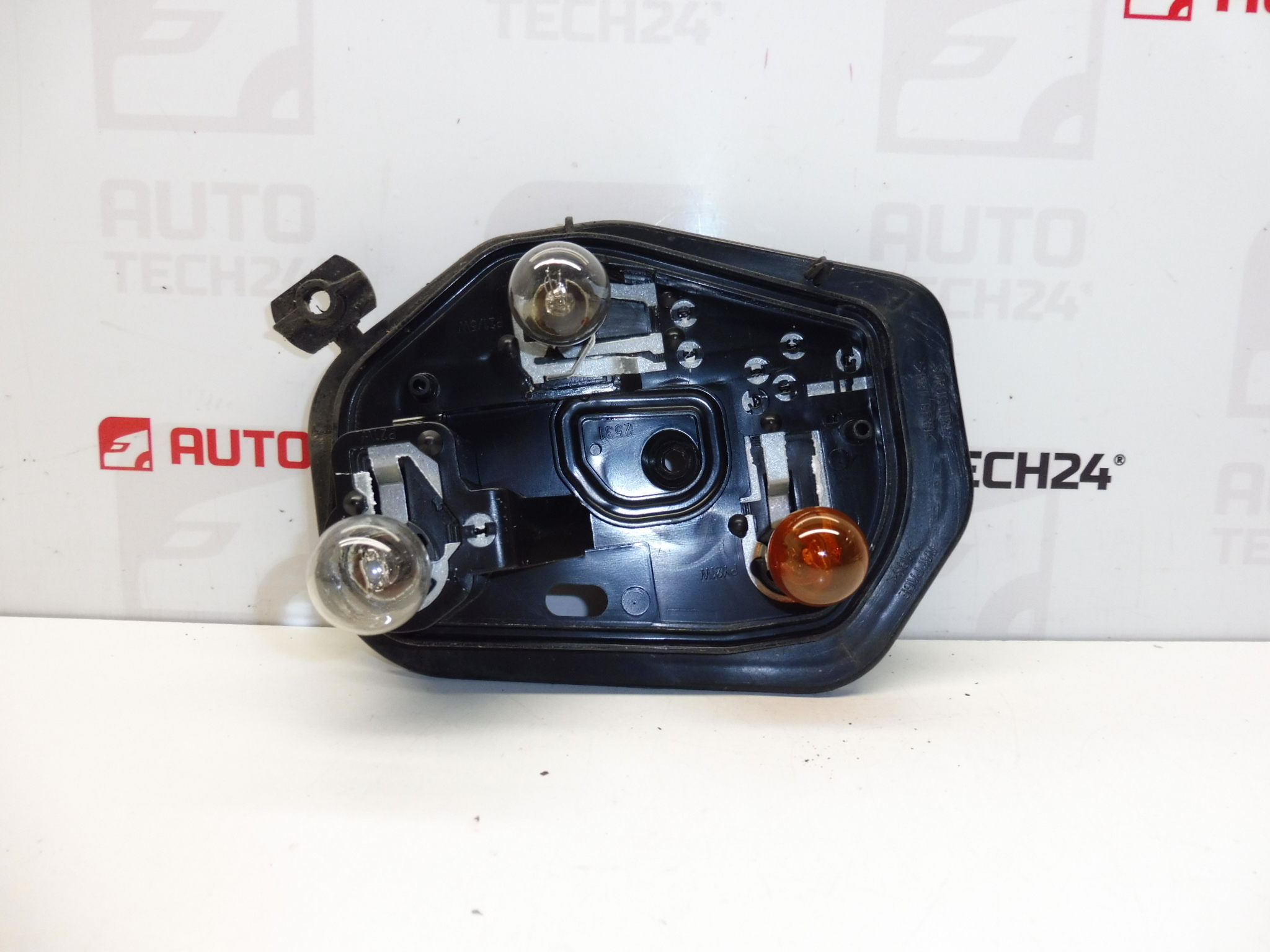 Gniazdo lampy tylnej lewe z okablowaniem Peugeot 206 do 6/2003 6350P1