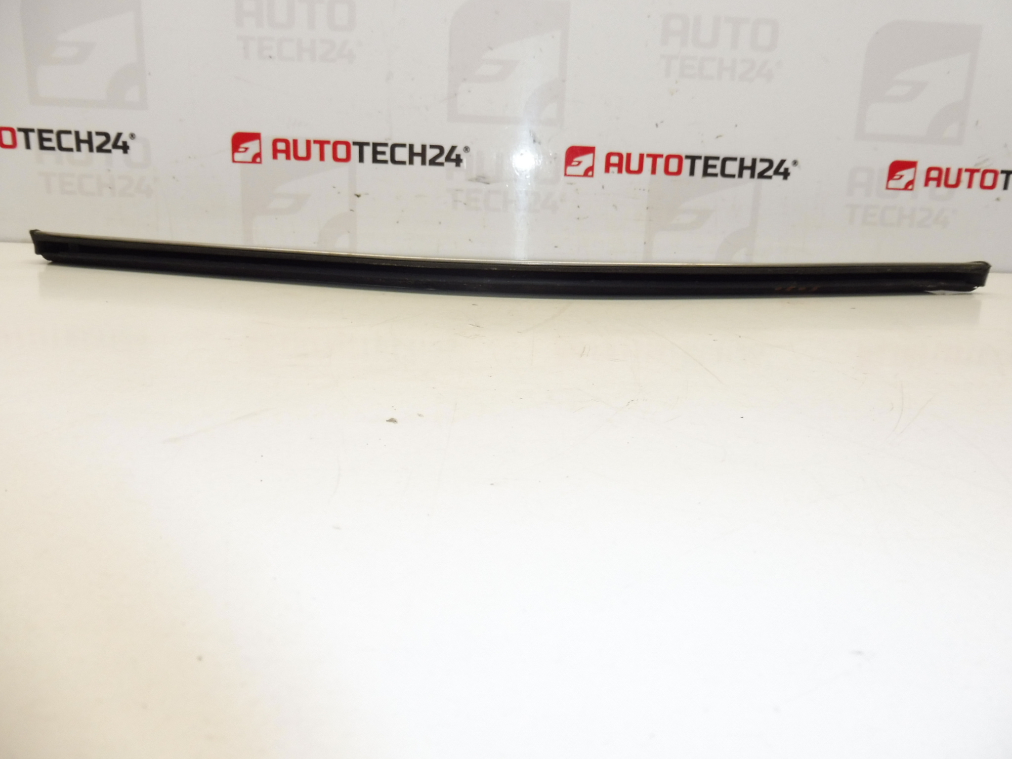 Listwa CHROM na błotnik przedni prawy Citroen C4 Picasso 7841W2