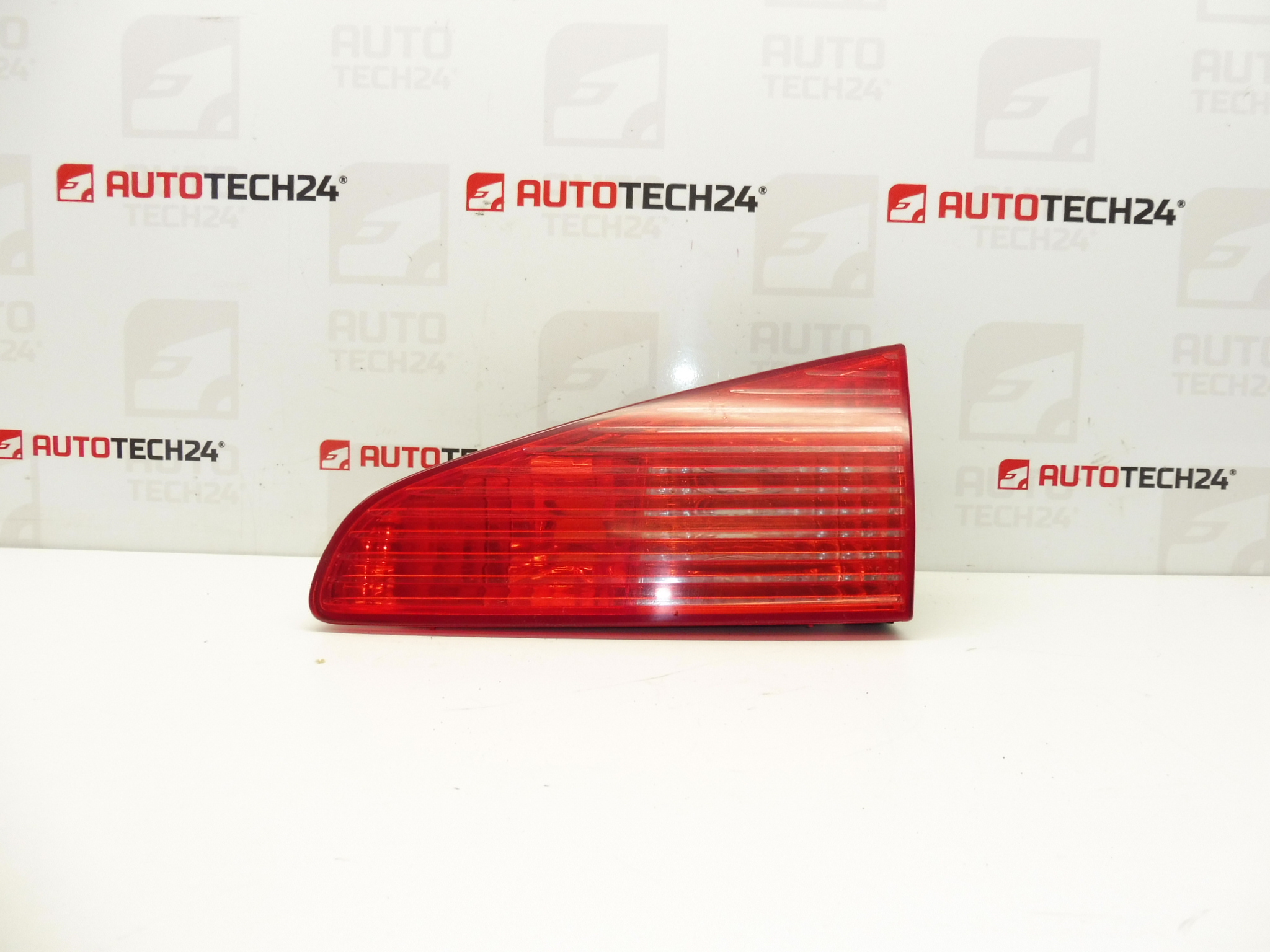 Lampa tylna prawa do klapy Peugeot 607 6351N2