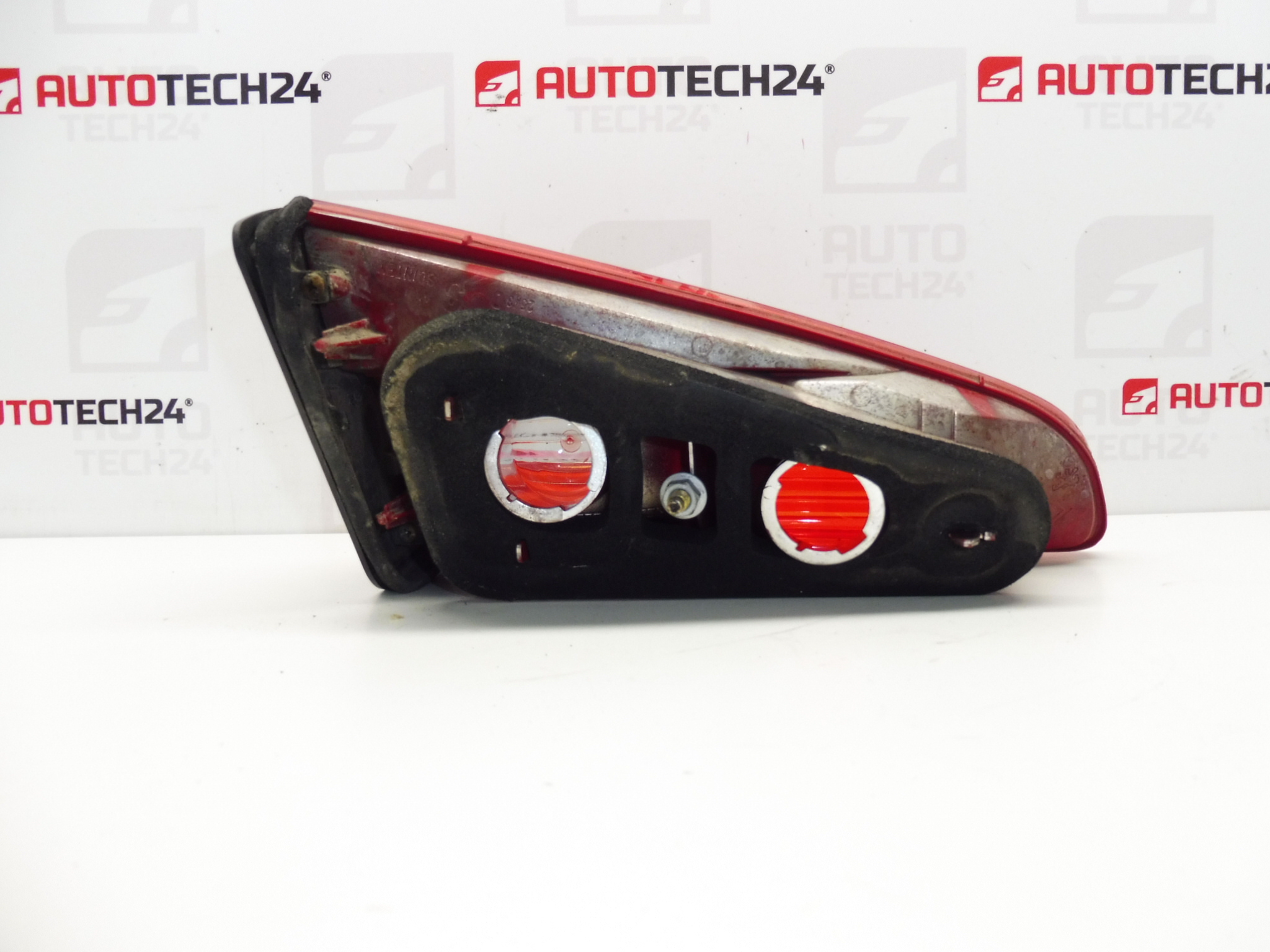 Lampa tylna prawa do klapy Peugeot 607 6351N2