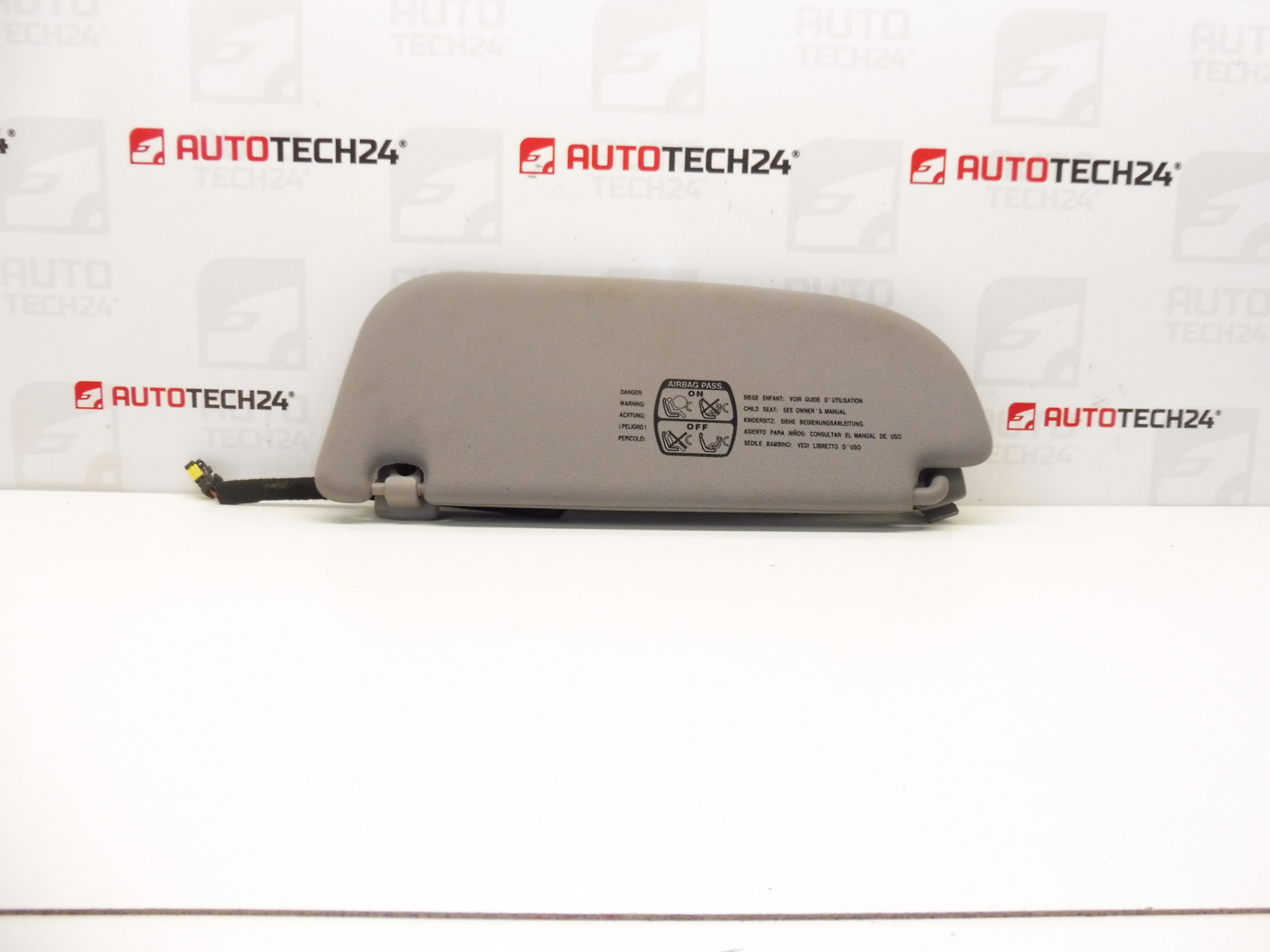 Osłona przeciwsłoneczna oświetlenia Peugeot 607 - prawa 8143KX