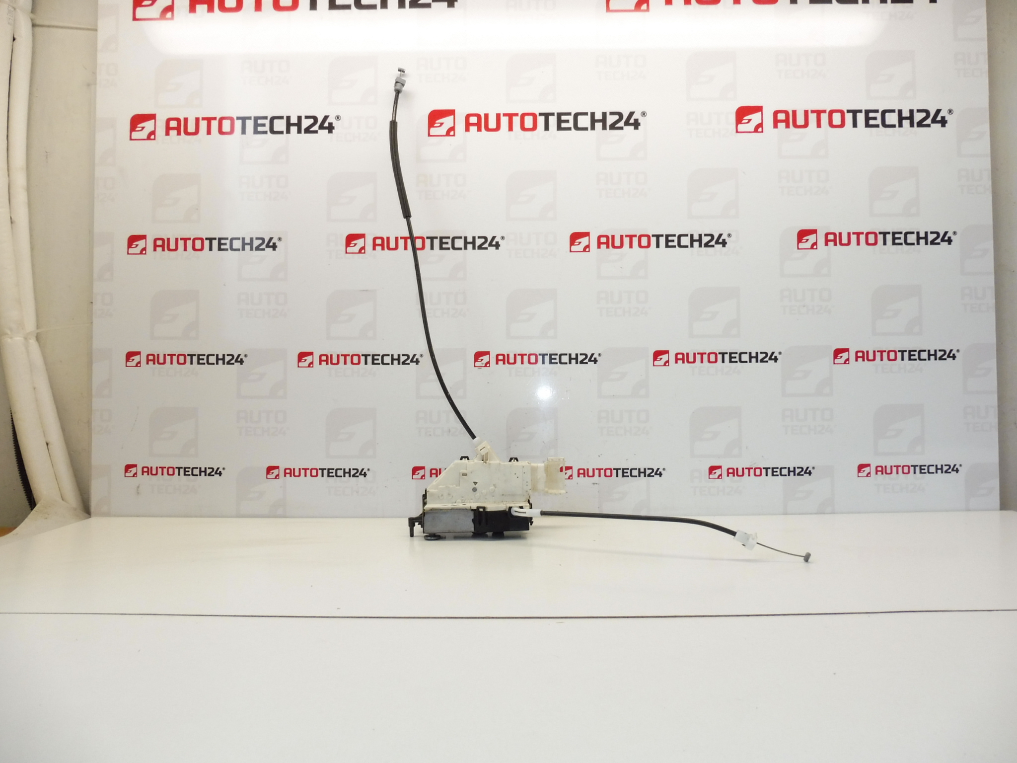 Zamek drzwi prawych Peugeot 407 9683417780 9136FE