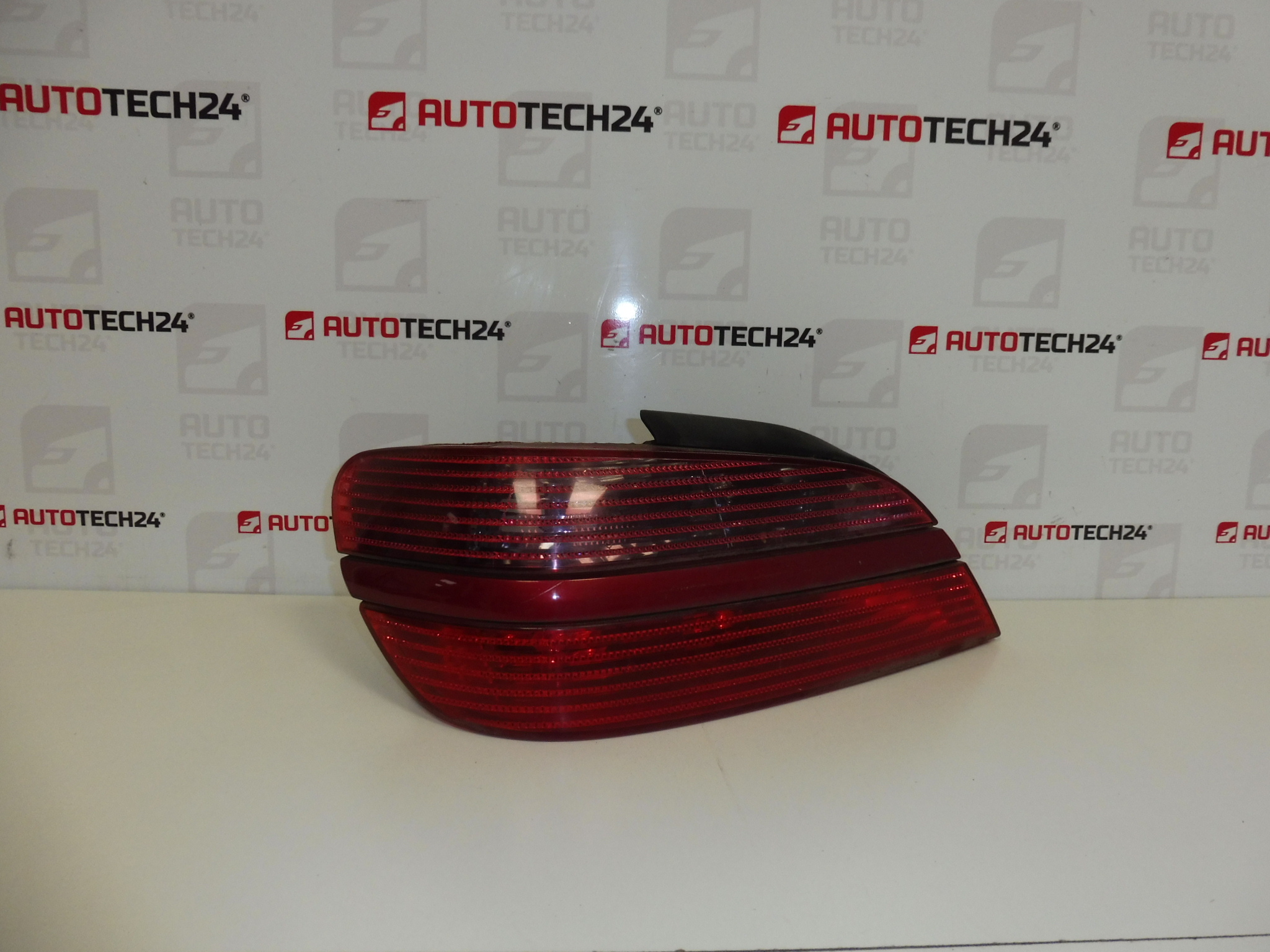 Lampa tylna lewa z listwą EKQD Peugeot 406 9630364877 6350L5