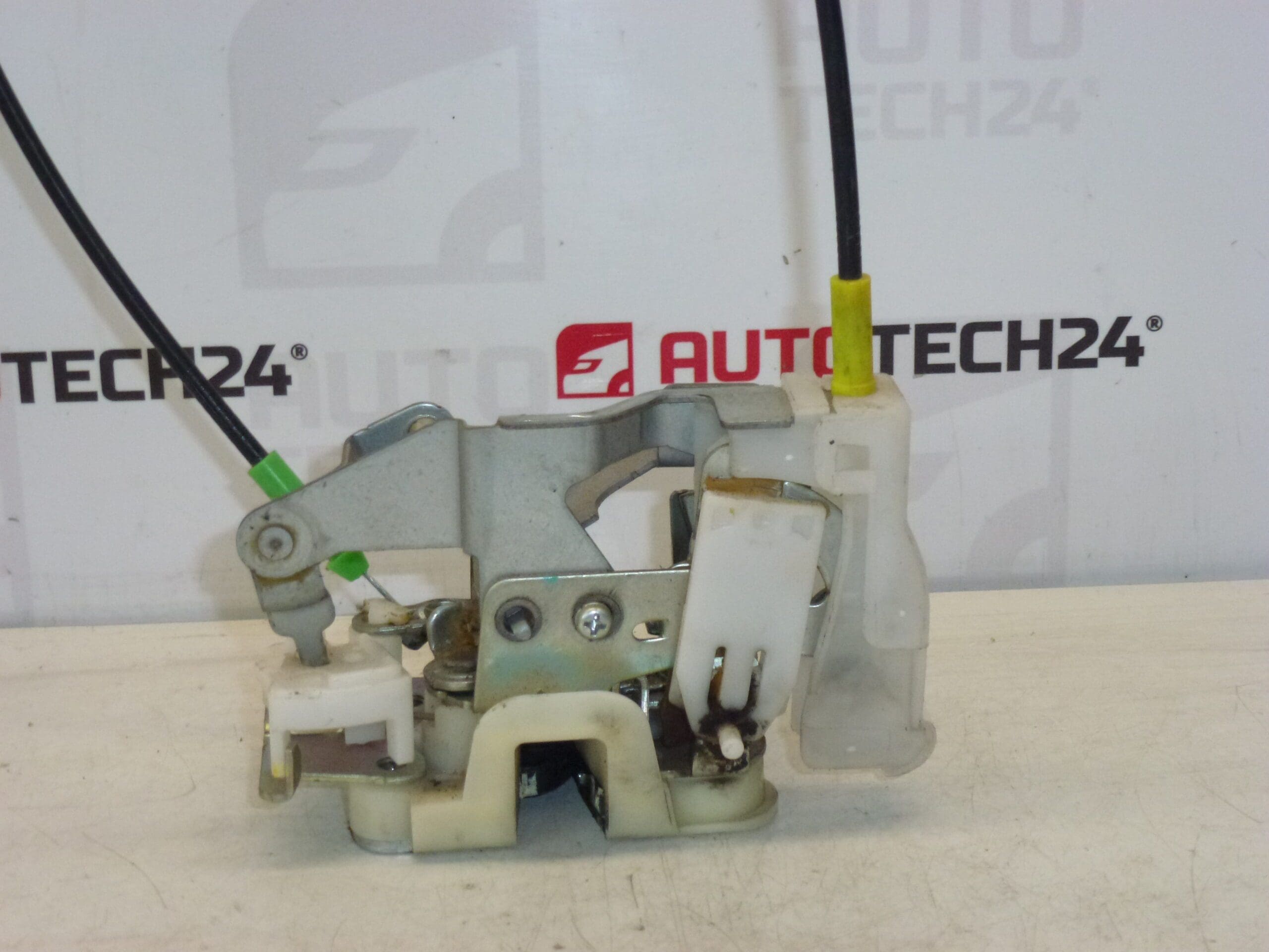 Zamek drzwi prawych tylnych Citroën C1 Peugeot 107 9138G4