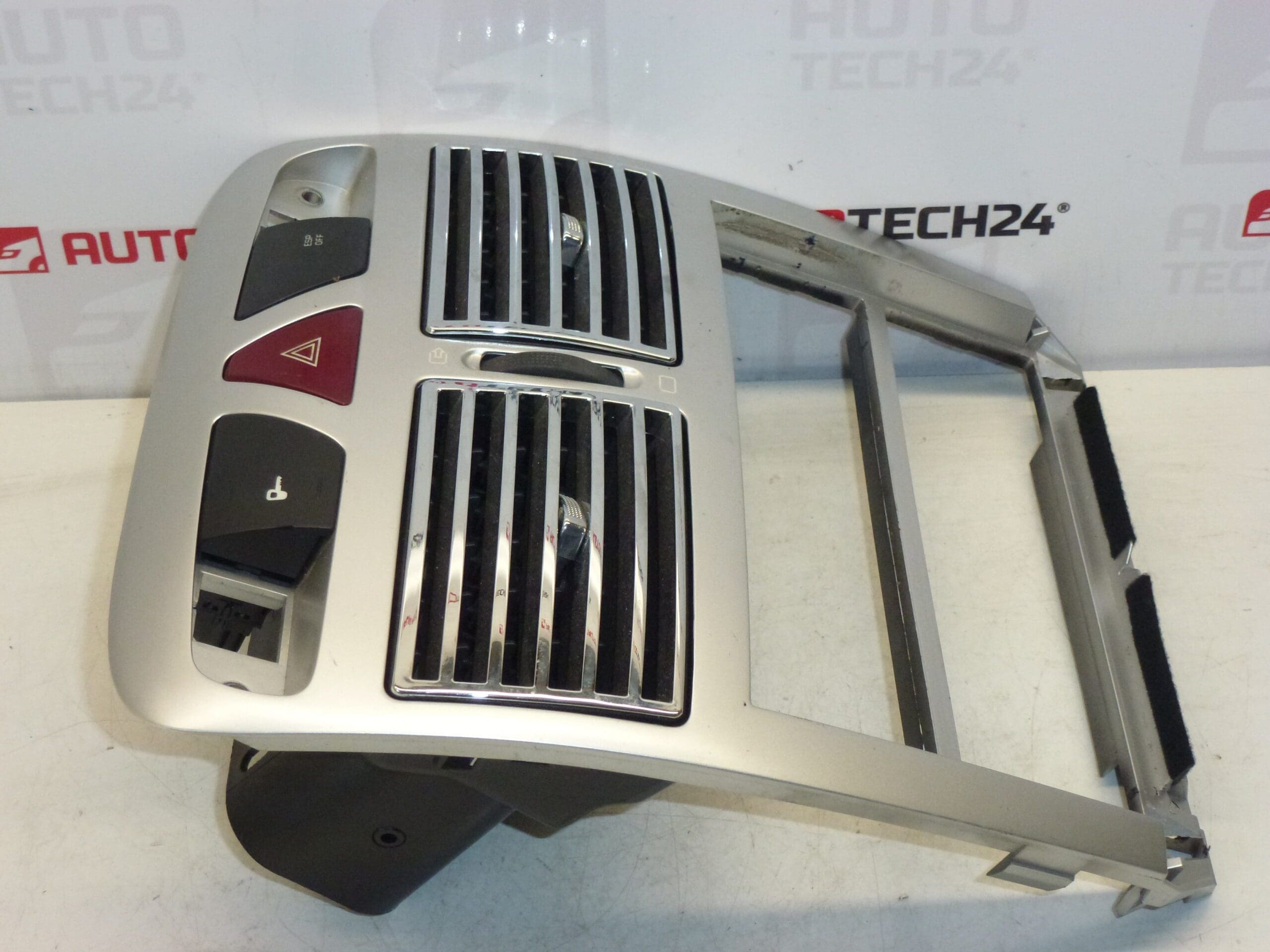 Ramka radia z wentylatorami Peugeot 307 9634505077 8211CZ