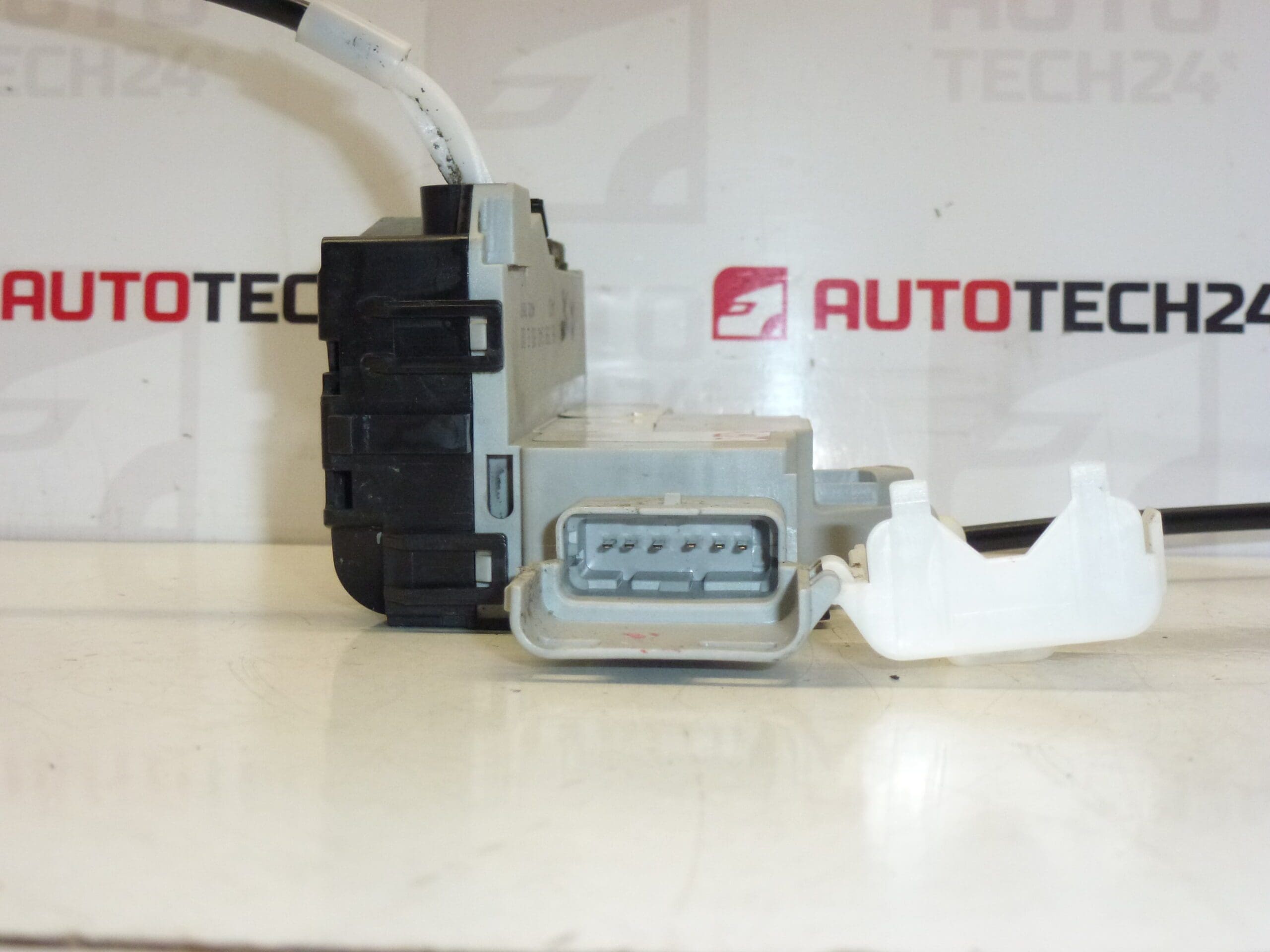 Zamek drzwi prawych tylnych Peugeot 407 9659854280 9138N8