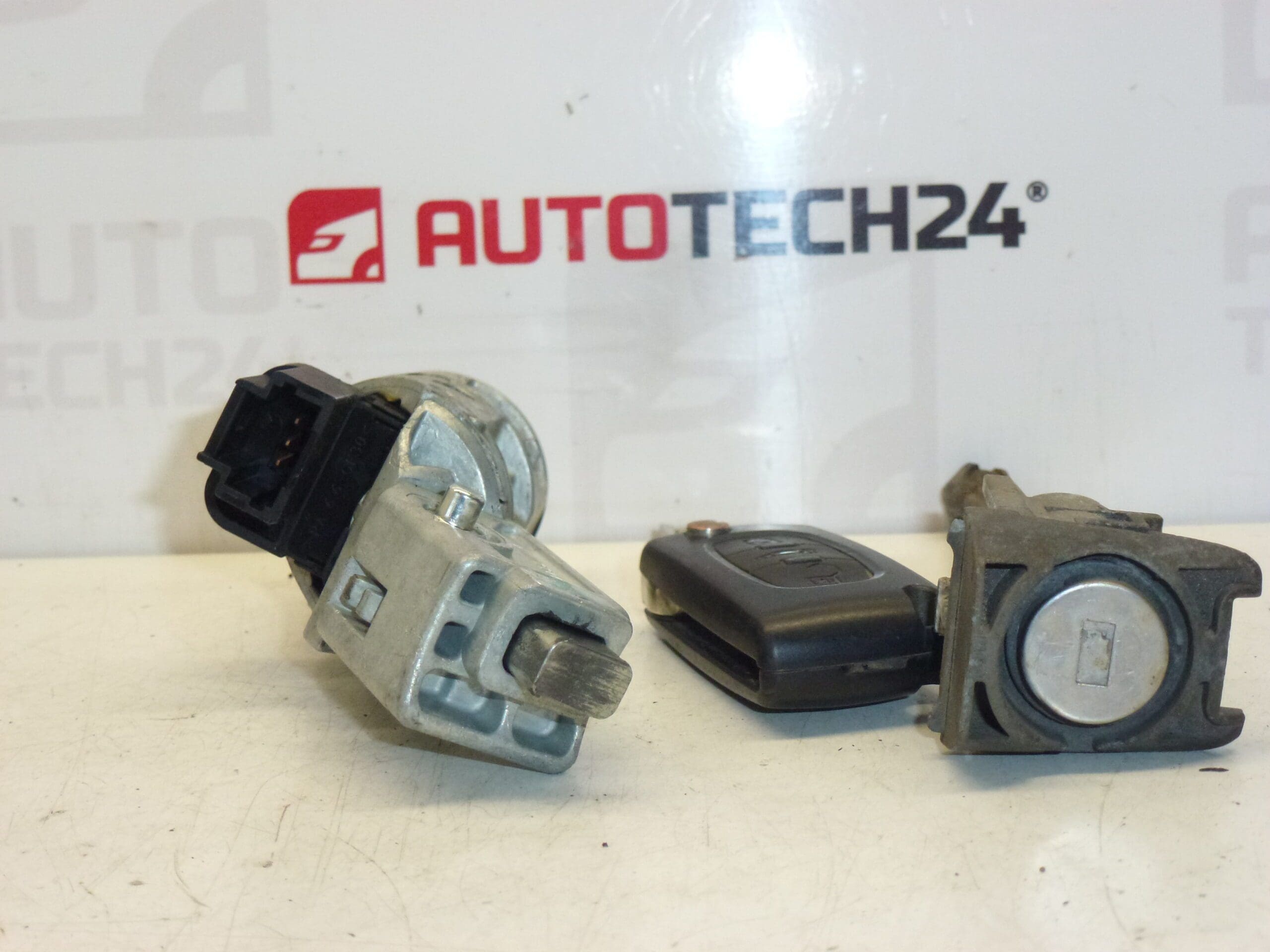 Skrzynka rozdzielcza, zamek drzwi i jeden kluczyk Citroën Peugeot 4162EQ 4162EA