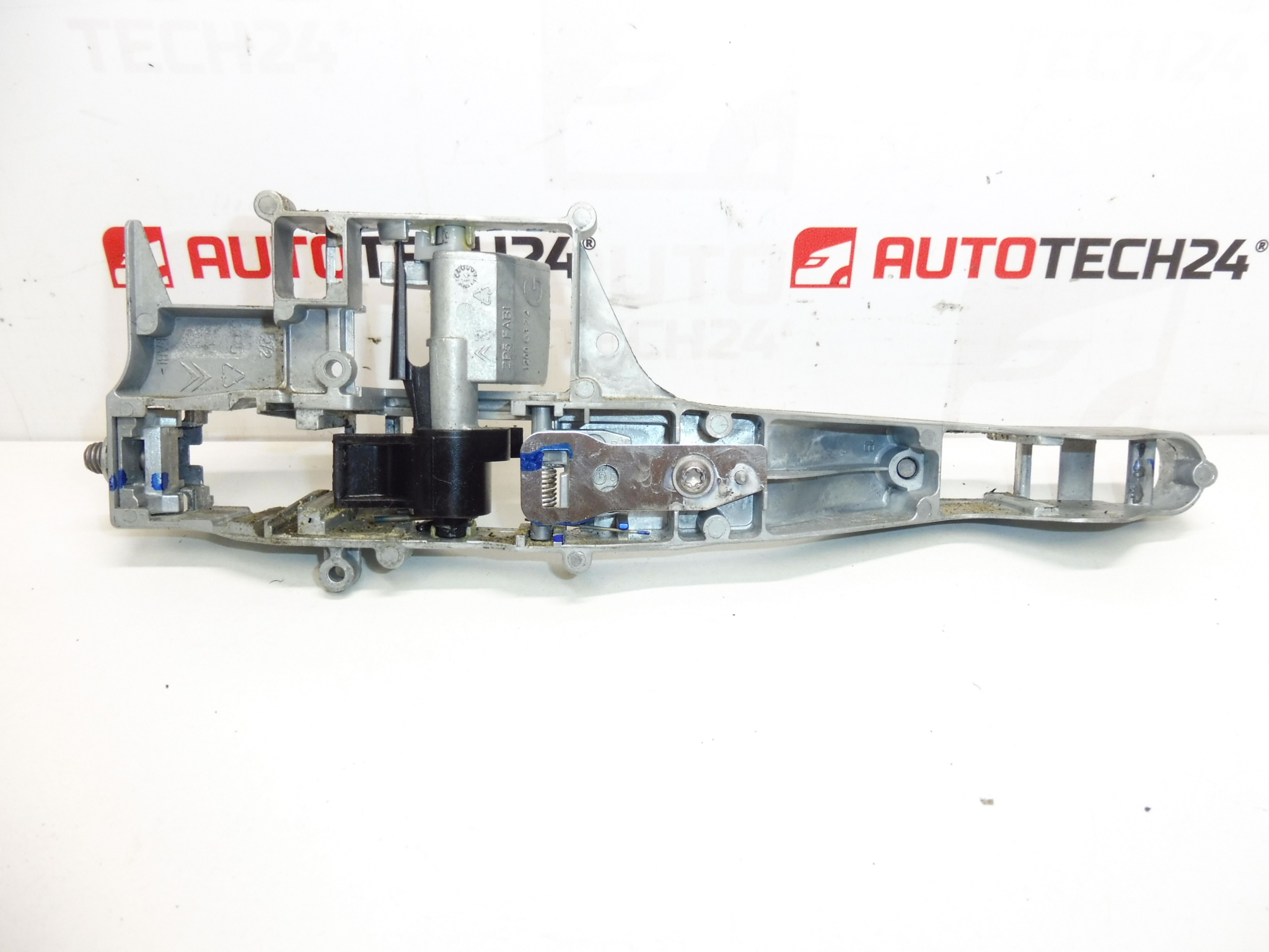 Mocowanie klamki lewych drzwi przednich Citroën C3 Picasso 910958