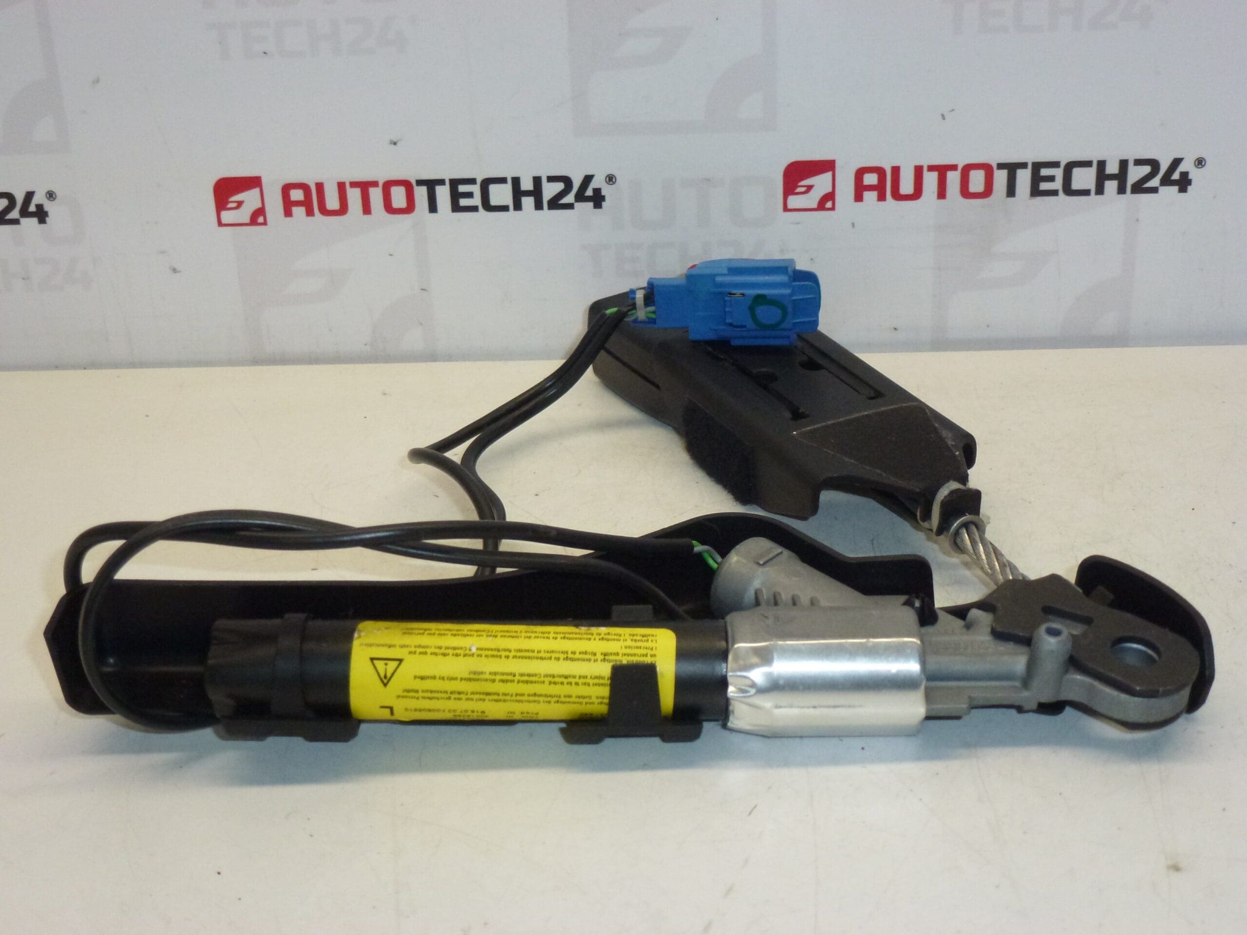 Lewy przedni napinacz pirotechniczny Citroën C2 C3 9640676877 8973TH