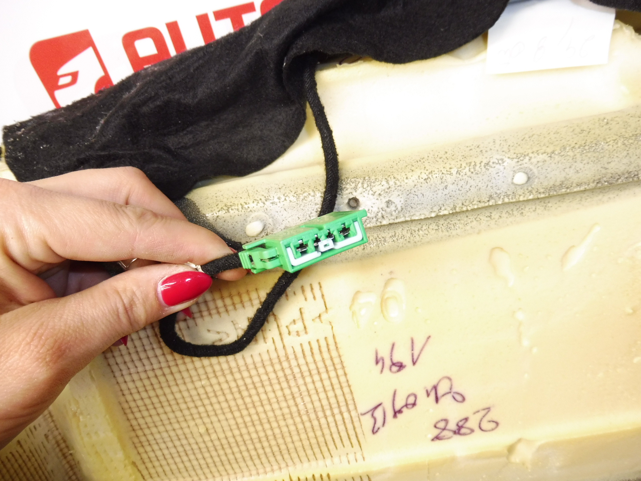 Pokrowiec fotela kierowcy podgrzewany Peugeot 308 16104799EY