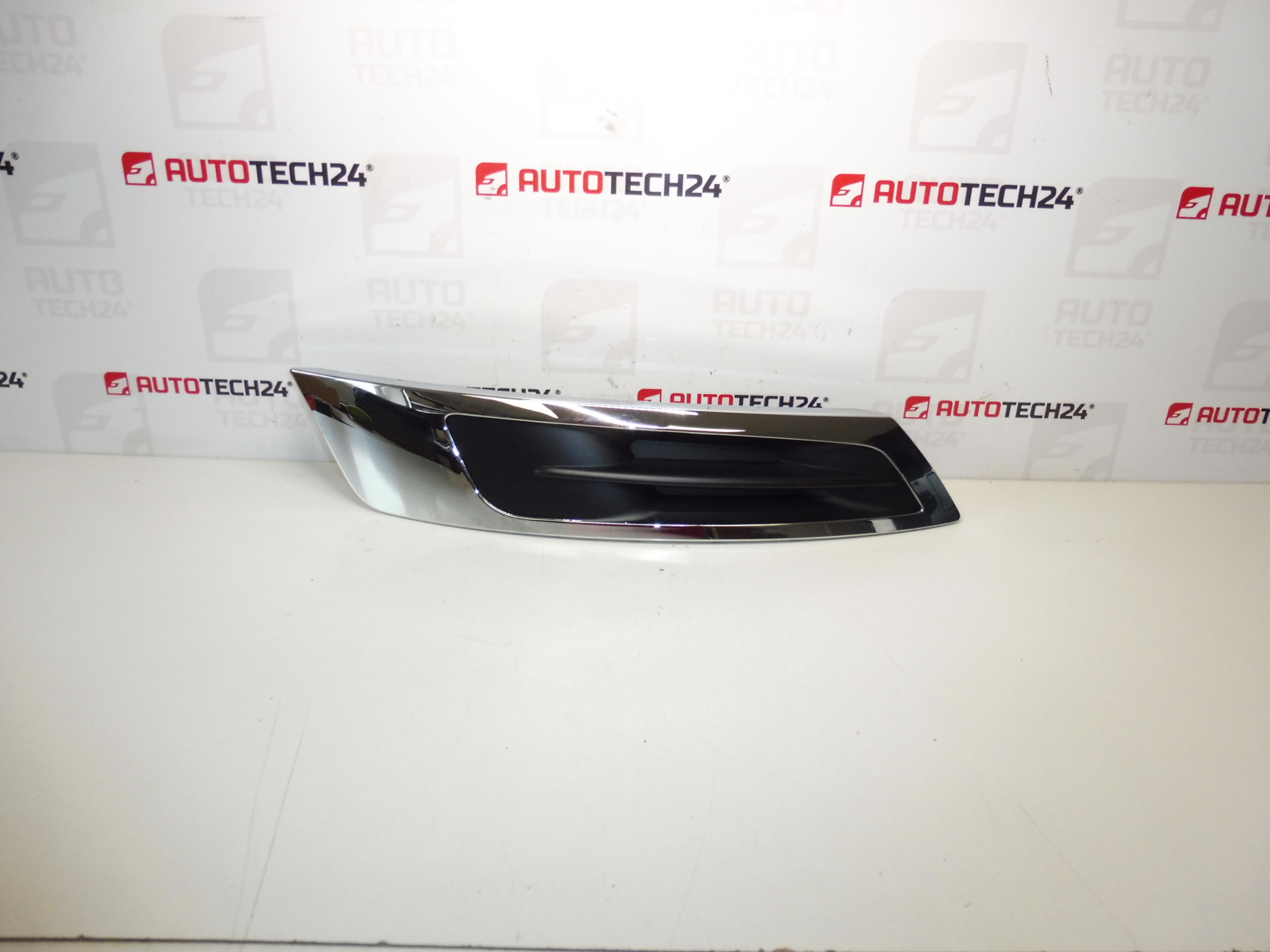 Listwa reflektora prawa Peugeot 5008 021311 745308