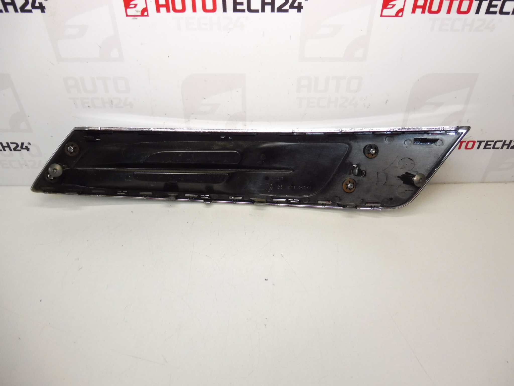 Listwa reflektora prawa Peugeot 5008 021311 745308
