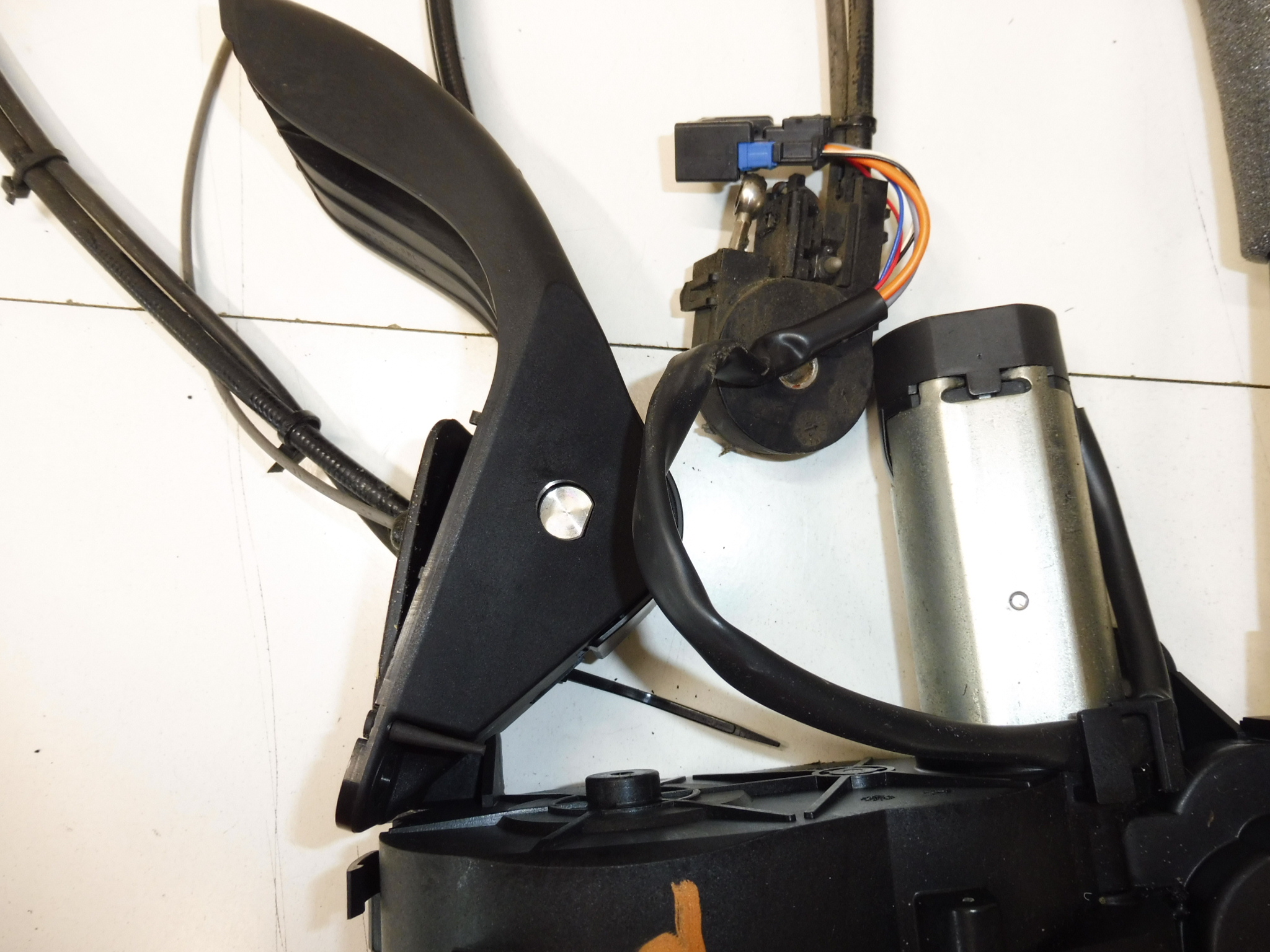 Napęd elektryczny pasażera Peugeot 1007 9680508080 9138E0 9138C8