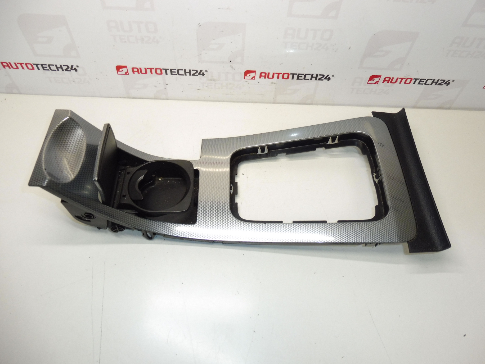 Osłona panelu środkowego Peugeot 407 9646824577 7589A4