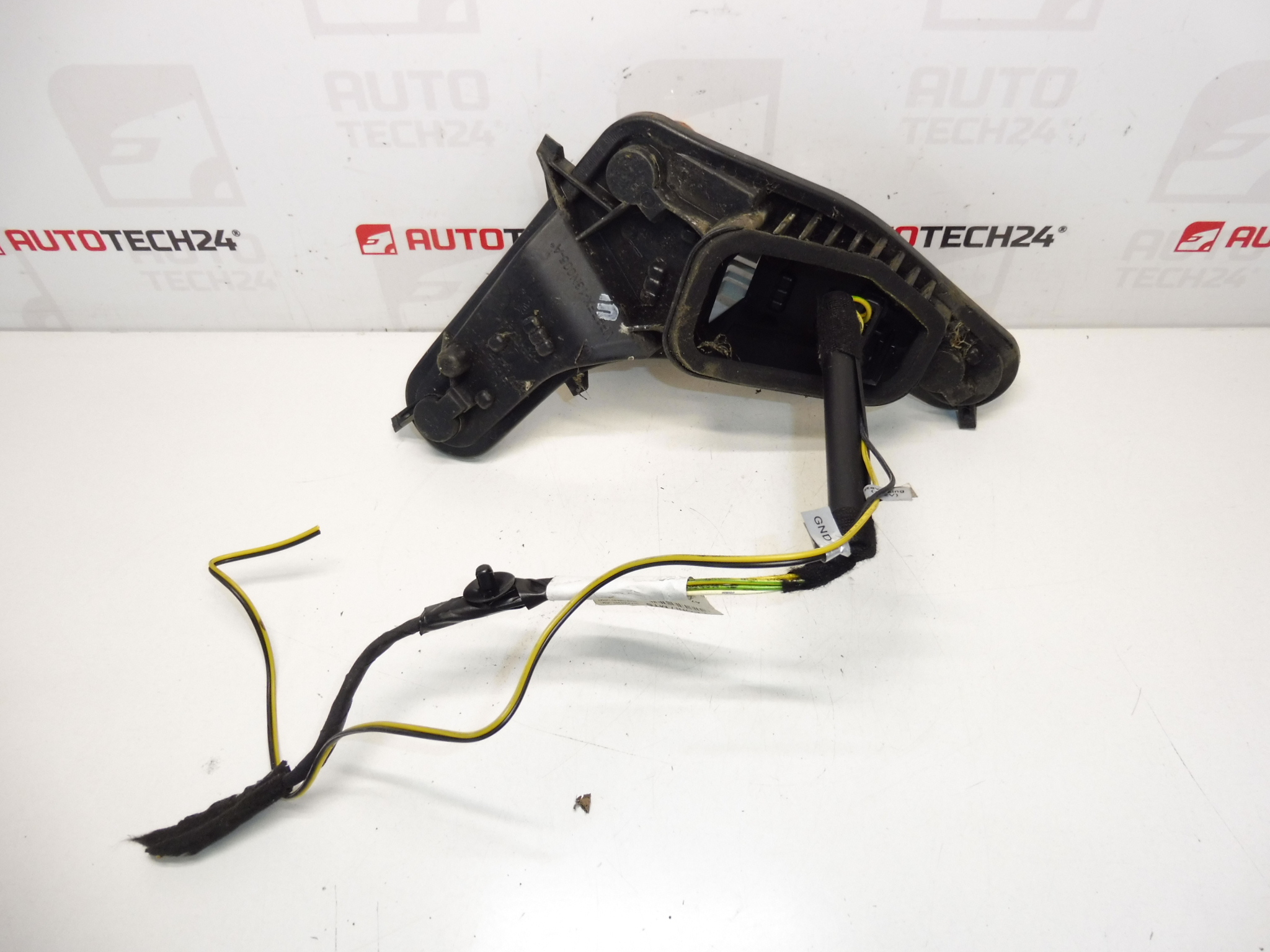 Gniazdo żarówki lampy tylnej lewej Peugeot 207 9686566080 6350HQ