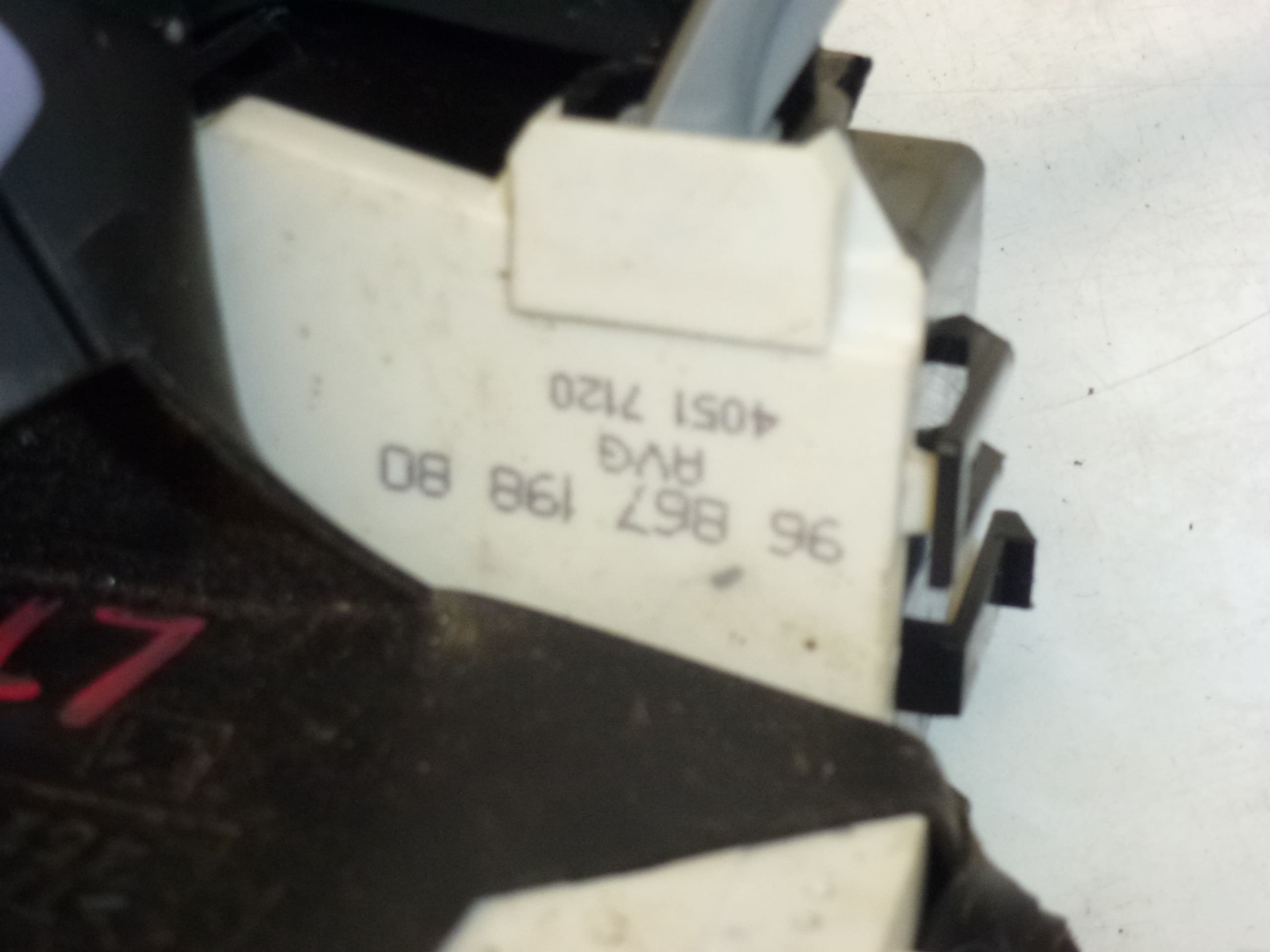 Zamek drzwi przednich lewych Citroën C4 9686719880 9135FA