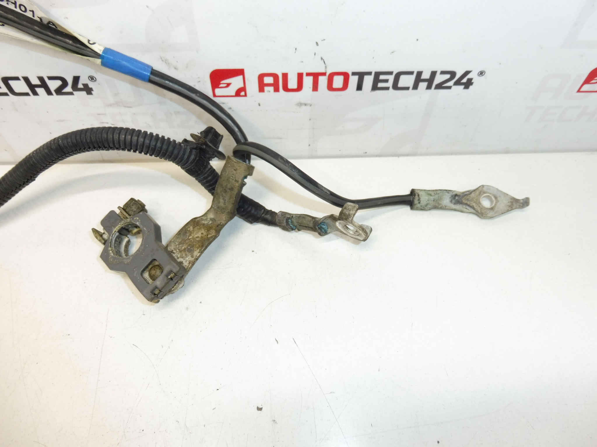 Z tyłu baterii bieguna ujemnego Citroën C1 Peugeot 107 5642HC