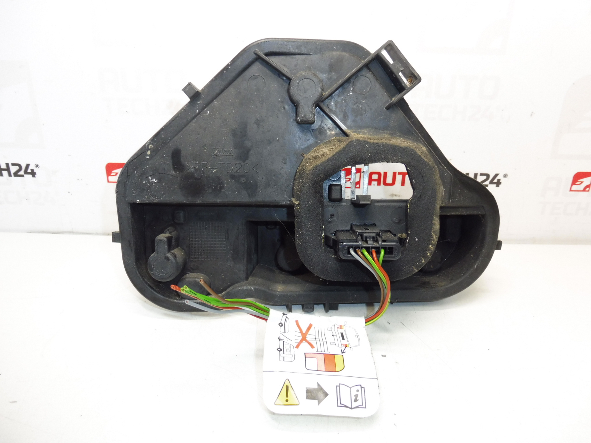 Impreza z zawiasami z tylnych prawej lampy Citroën C3 III 9812257480