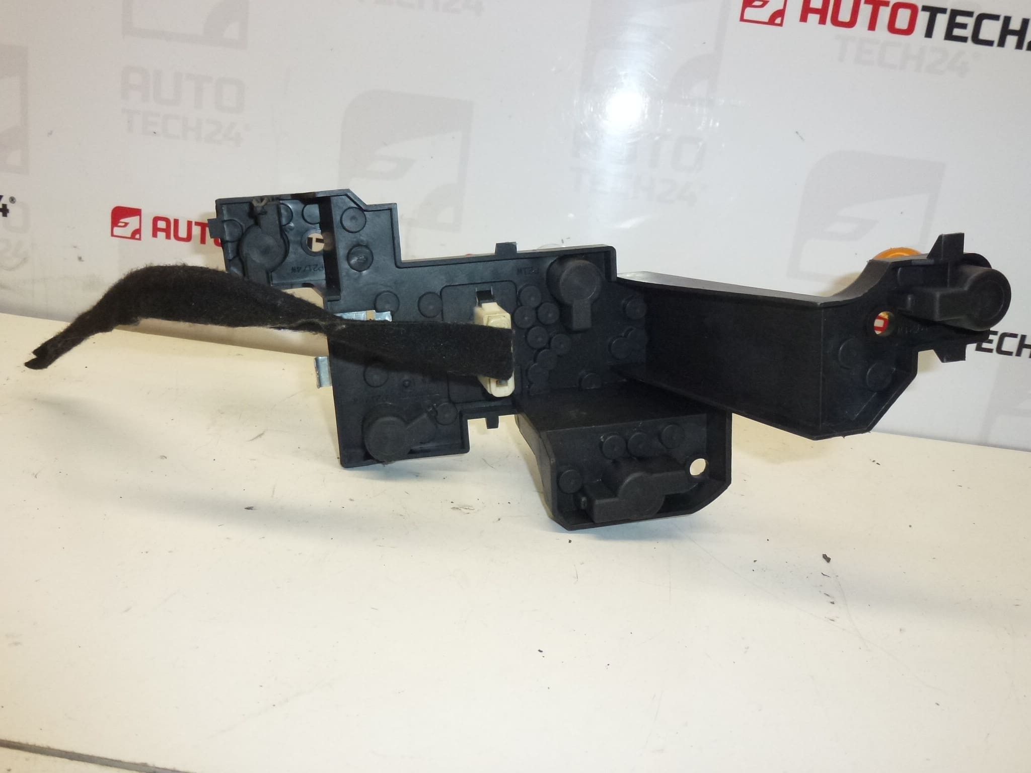 Gniazdo z okablowaniem lampy tylnej prawej Peugeot 407 sedan 6351GE