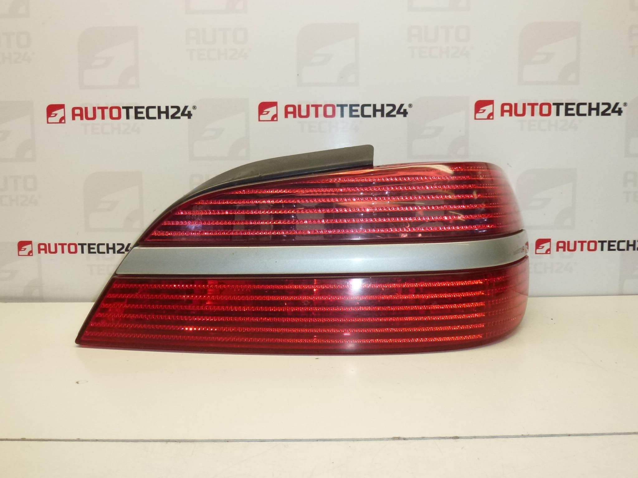 Lampa tylna prawa z listwą Peugeot 406 4 drzwi 9630364777 6351L5 634738