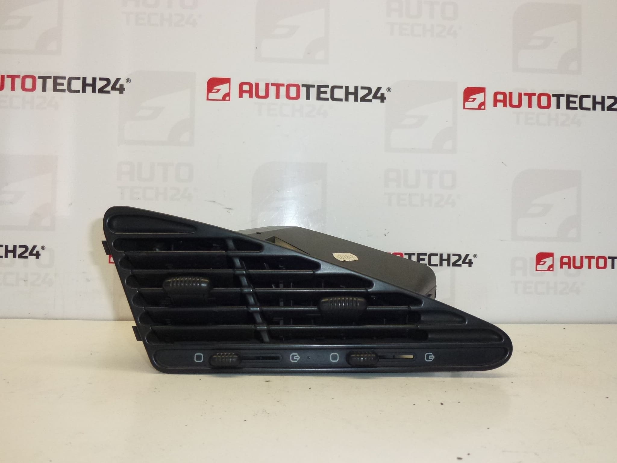 Odpowietrznik centralny Citroën Berlingo I i Peugeot Partner I 8265A9