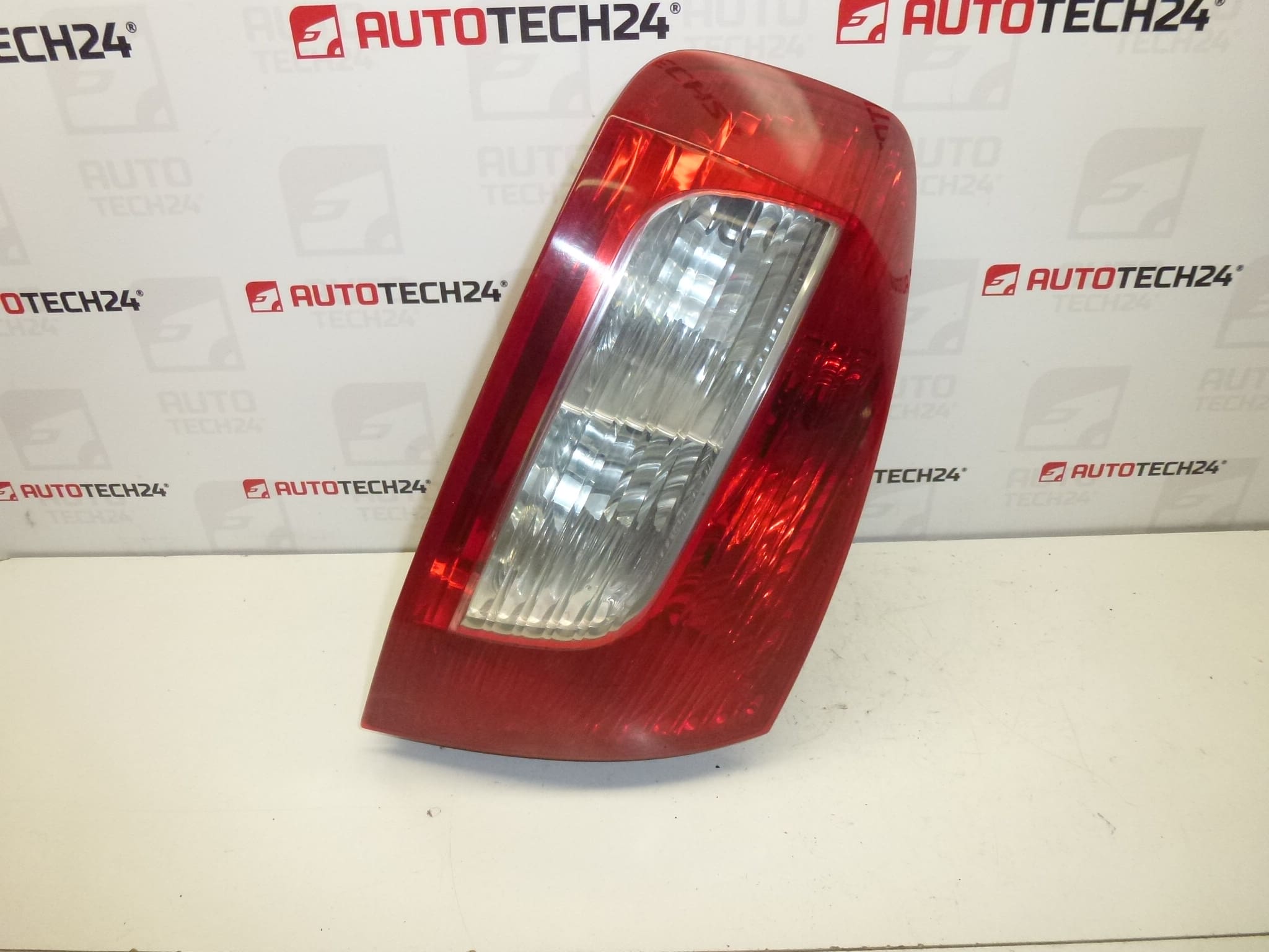 Lampa tylna lewa Peugeot 407 sedan 6350KM