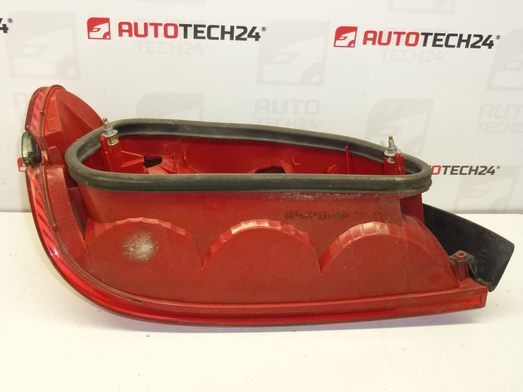 Lampa tylna prawa z listwą Peugeot 406 4 drzwi 9630364777 6351L5