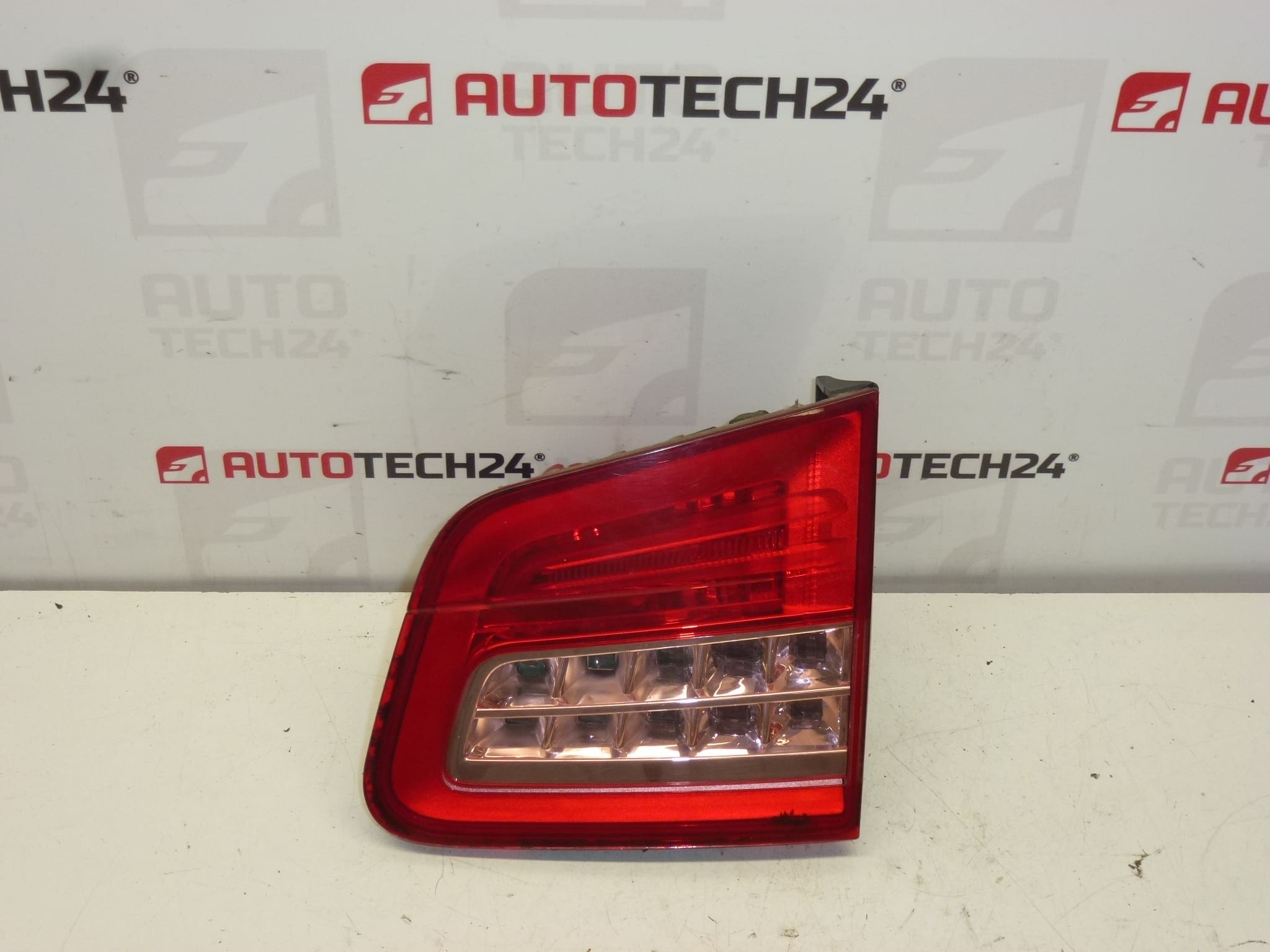 Lampa tylna prawa wewnętrzna Citroën C5 X7 sedan 9687582980 6350EX