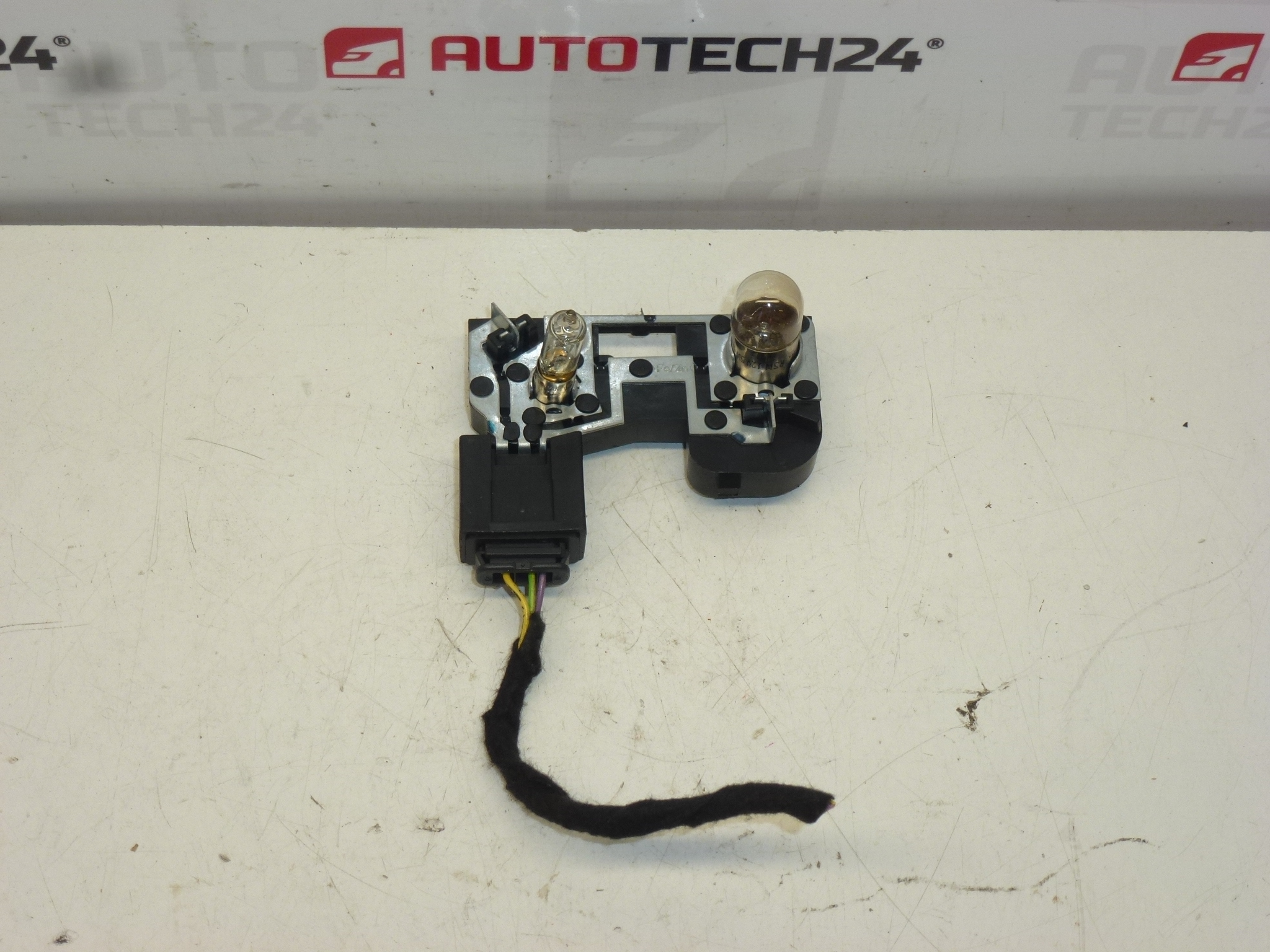 Gniazdo tylnego lewego oświetlenia wnętrza Citroën C5 X7 sedan 6351EX