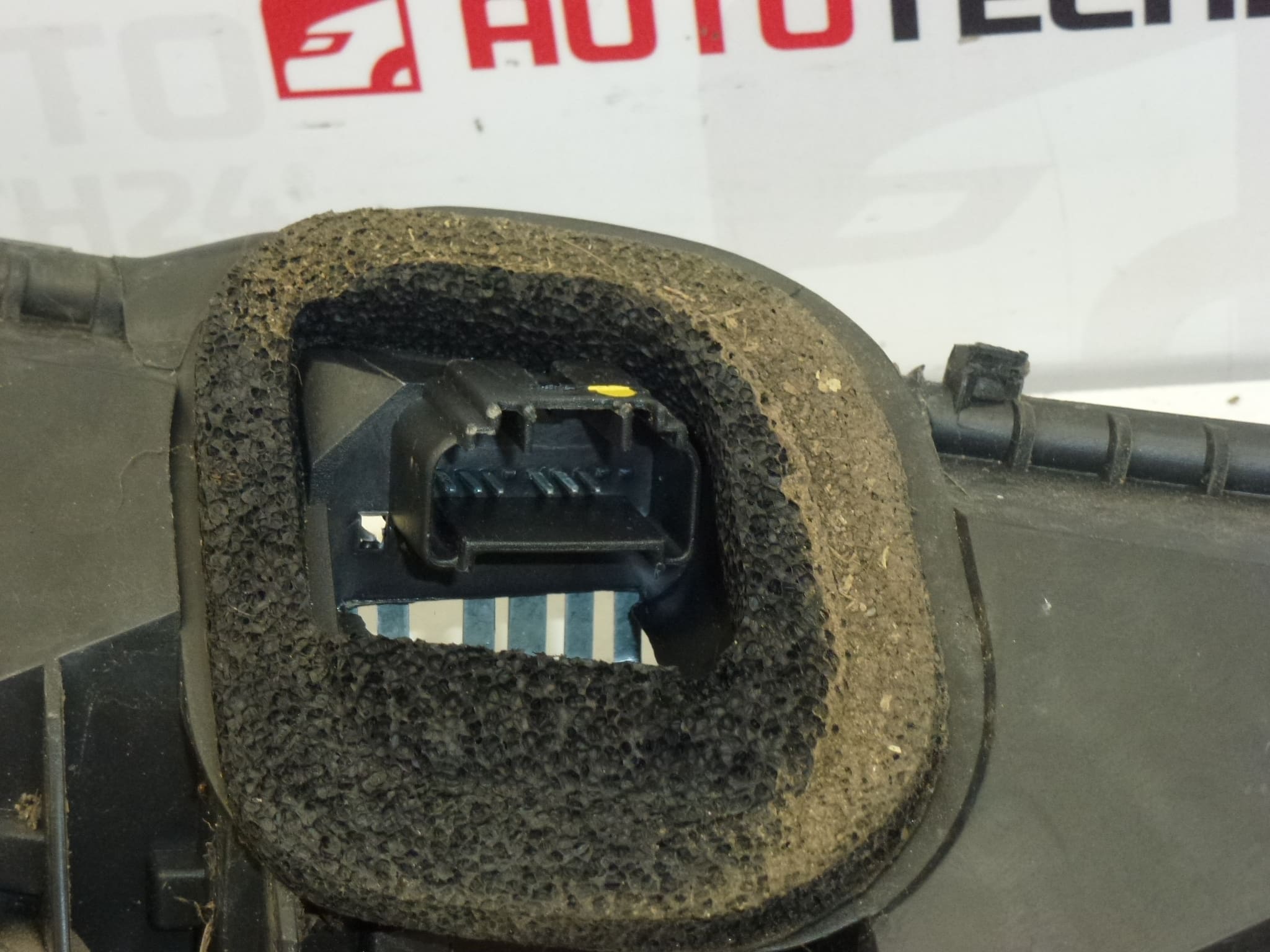 Lewa tylna podstawa lampy Citroën C1 Peugeot 107 634686