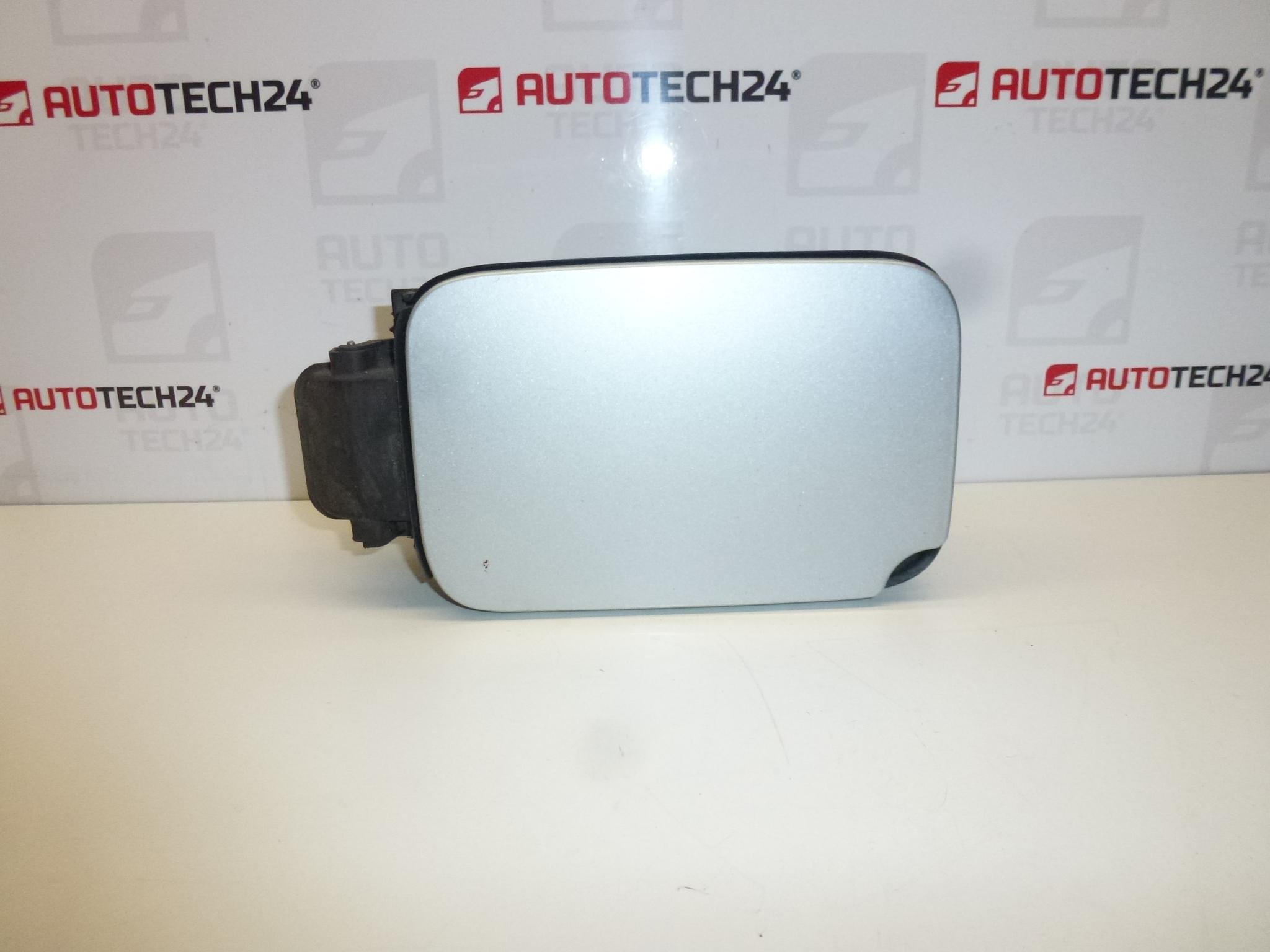 Osłona korka zbiornika srebrna Peugeot 807 Citroën C8 EZRC 1485207080 151790