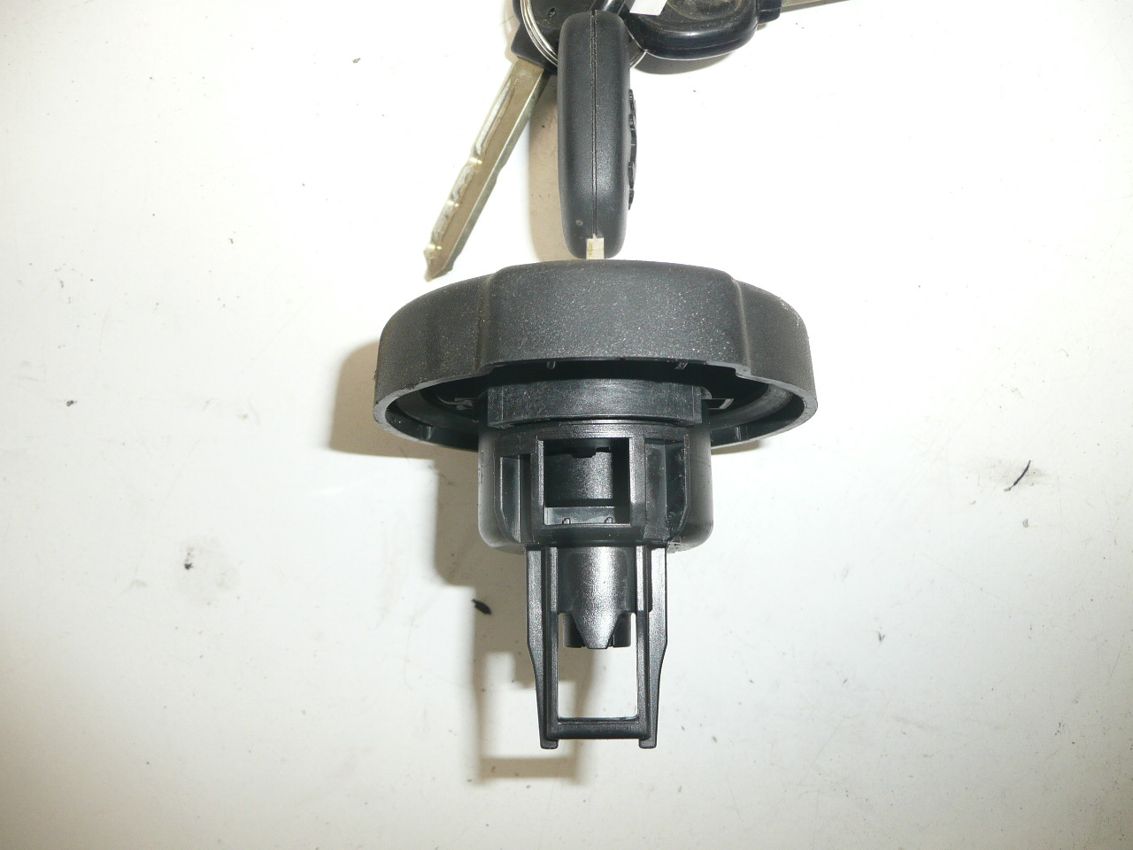 Korek wlewu paliwa z kluczykiem Citroën Peugeot 1508L7