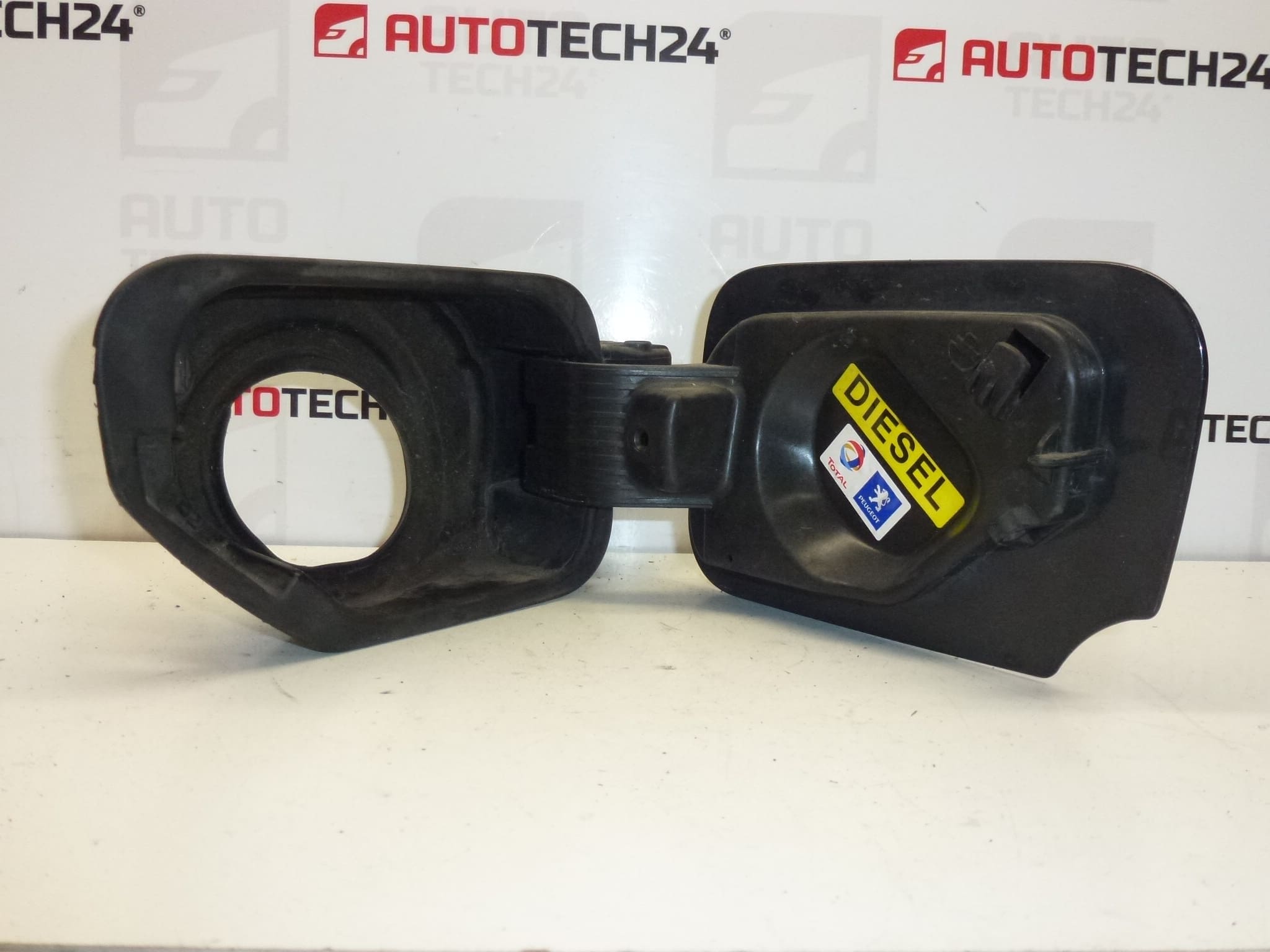 Wieczko pokrywy wlewu paliwa Peugeot 407 1517A7 151877 EYPC - obrazek 2