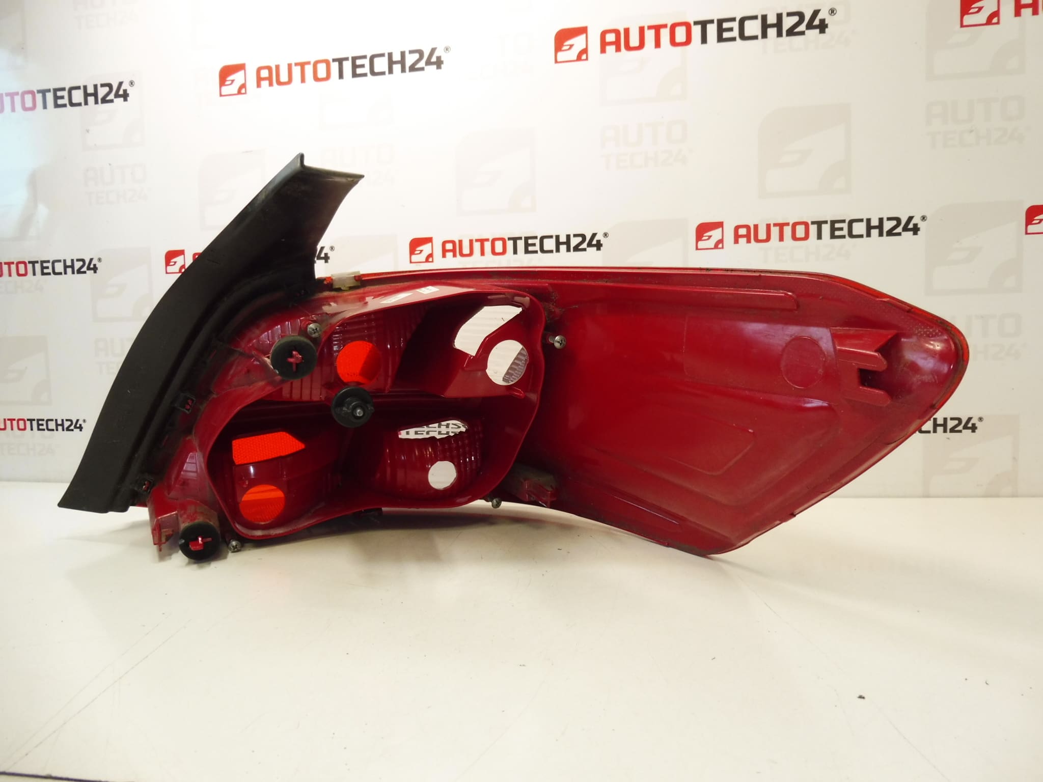 Tylne lewy reflektor Peugeot 301 9674807780 - obrazek 2