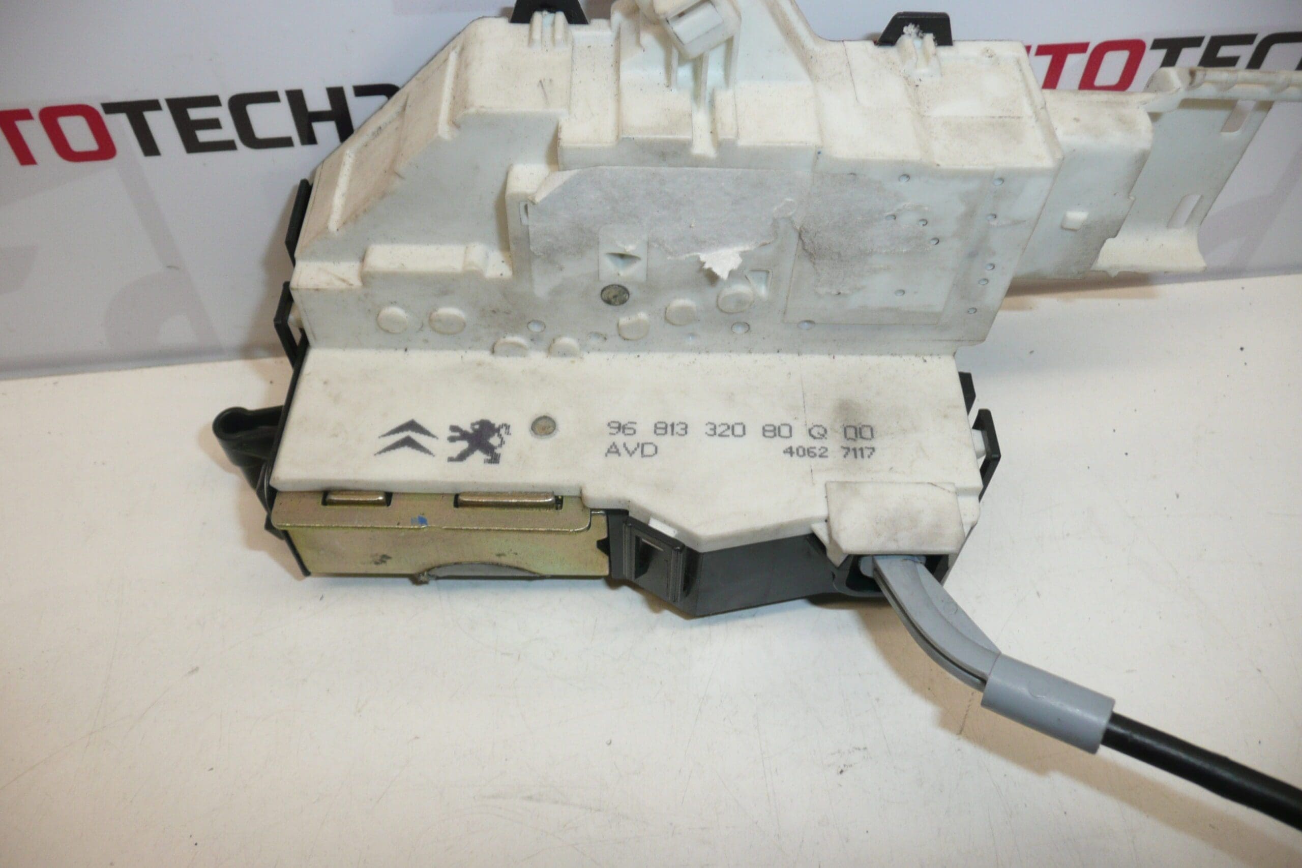 Zamek drzwi prawych Citroën C4 3DV 9681332080 9136EV - obrazek 2