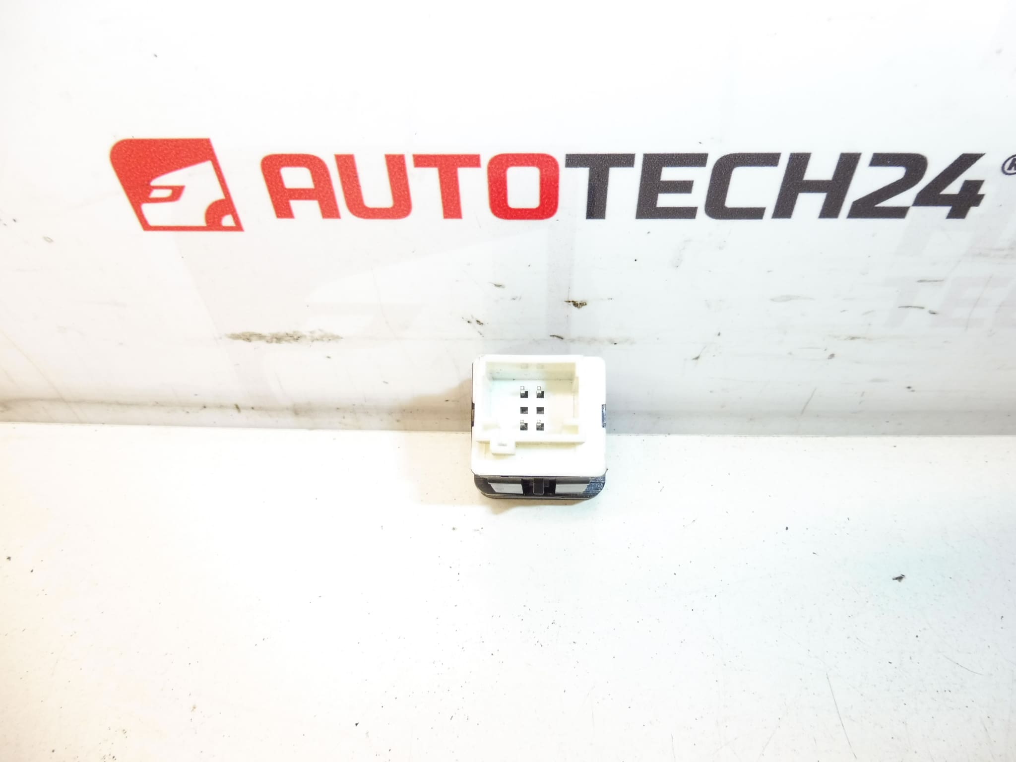 Przełącznik tylnej klapy Citroën Peugeot 96766105ZD - obrazek 2