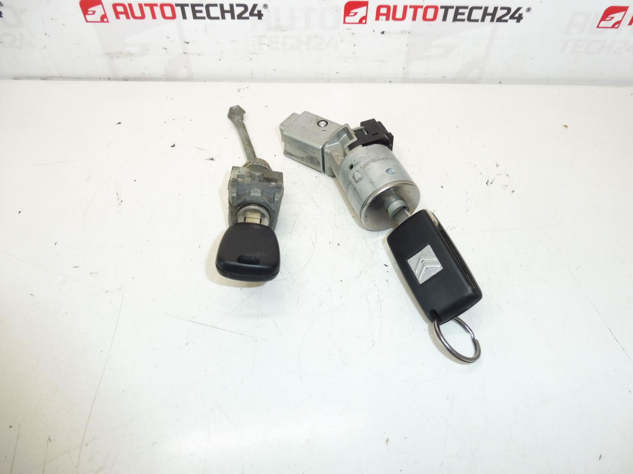Zestaw zamków i 2 klucze Citroën Peugeot 4162KF 4162KC