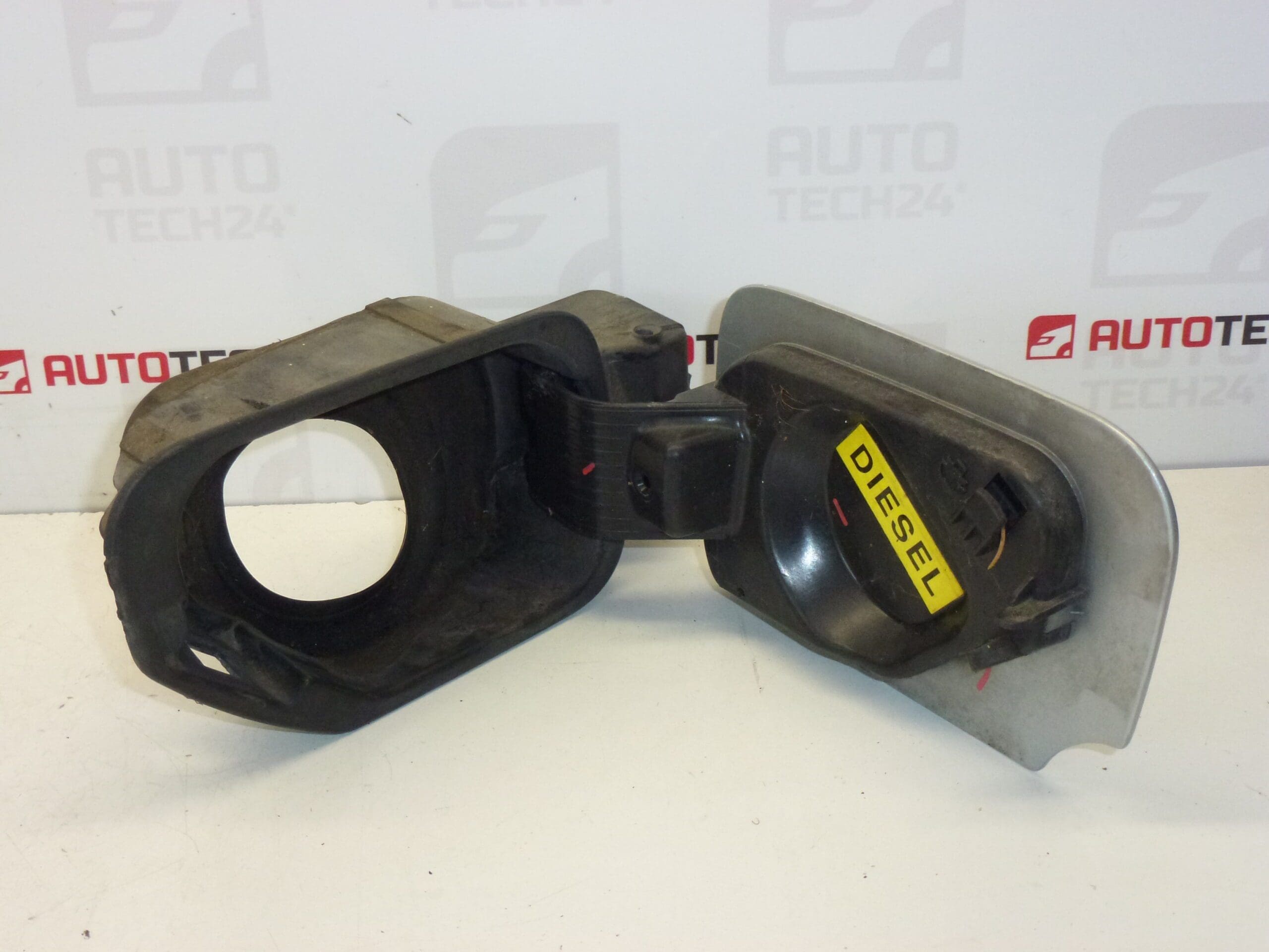 Pokrywa wlewu paliwa Peugeot 407 1517A7 151877 EZRC - obrazek 2