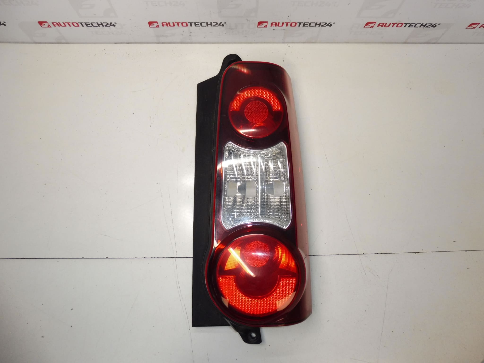 Prawe tylne światło Peugeot Citroën 9677205480 9680607880