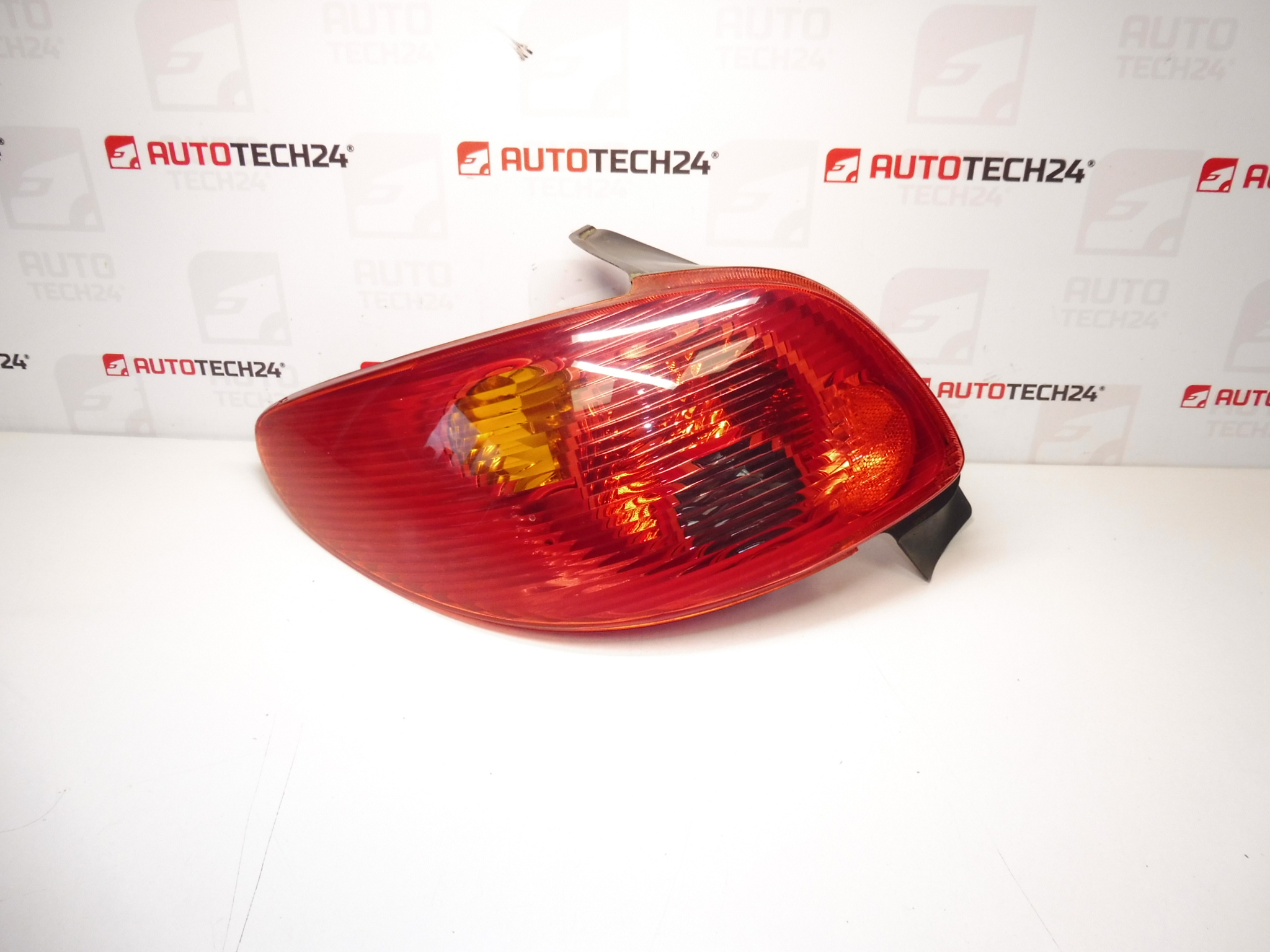 Oryginalna lampa tylna lewa Peugeot 206 3/5 drzwi od 7/2003 6350S0