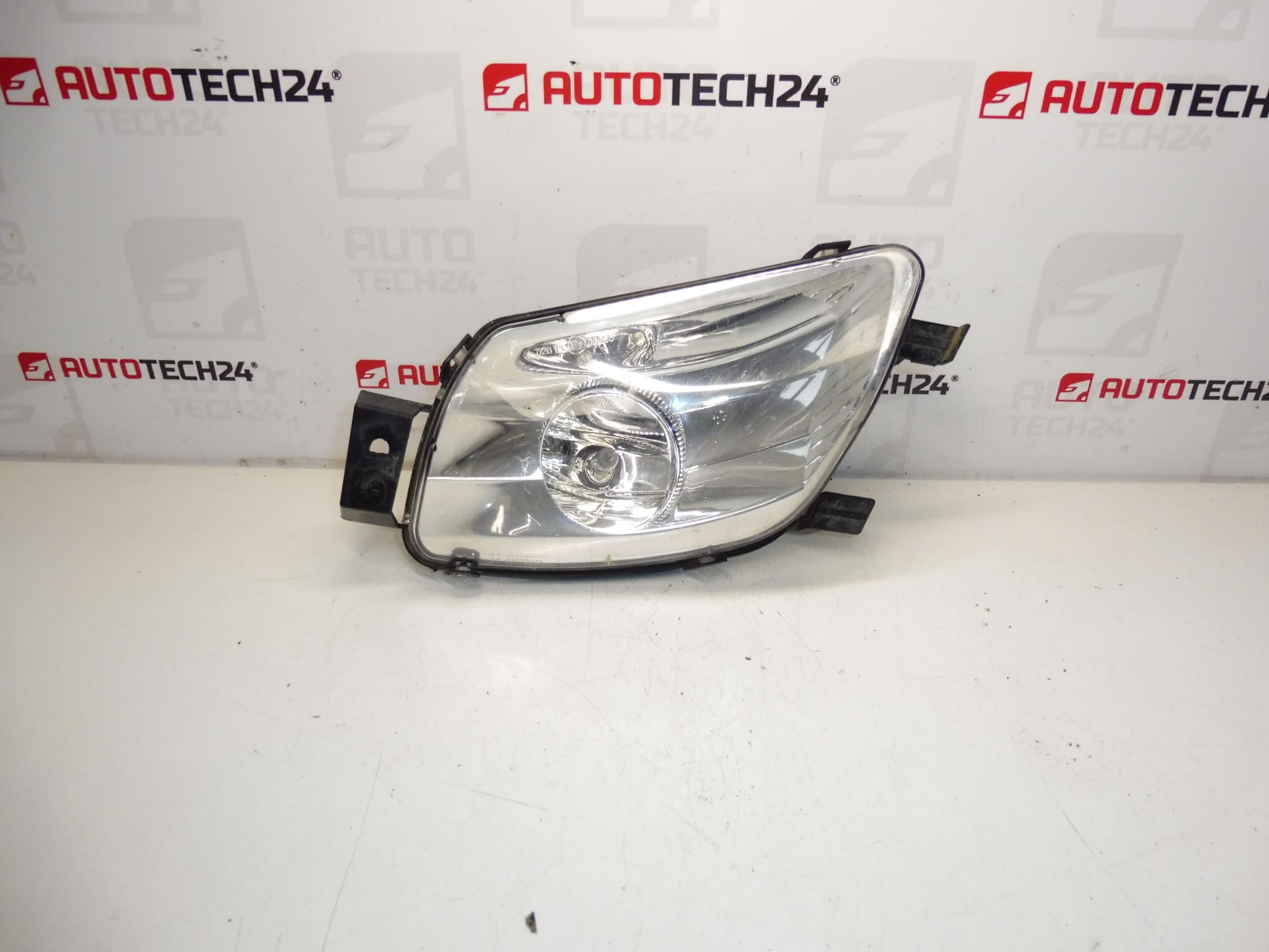 Lampa Przeciwmgielna Przednia Prawa Prawa Peugeot 308 9680498880 6206F0