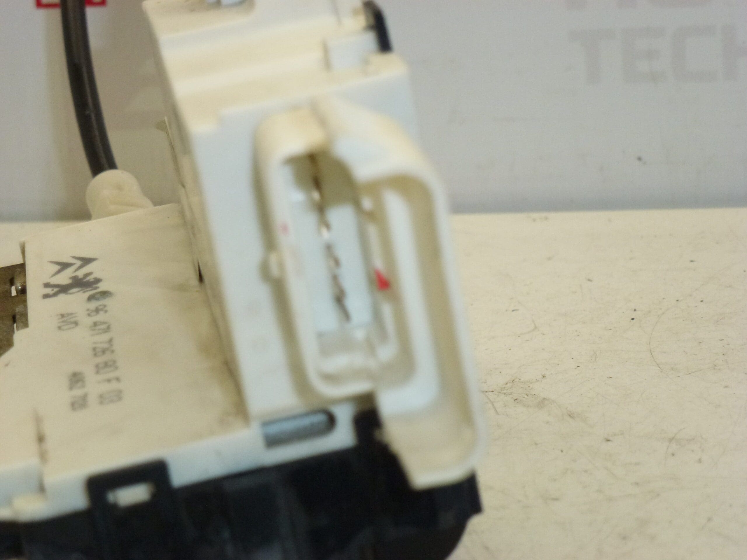 Zamek drzwi prawych przednich Citroën C4 9647172680 9136R8 9136ES - obrazek 2