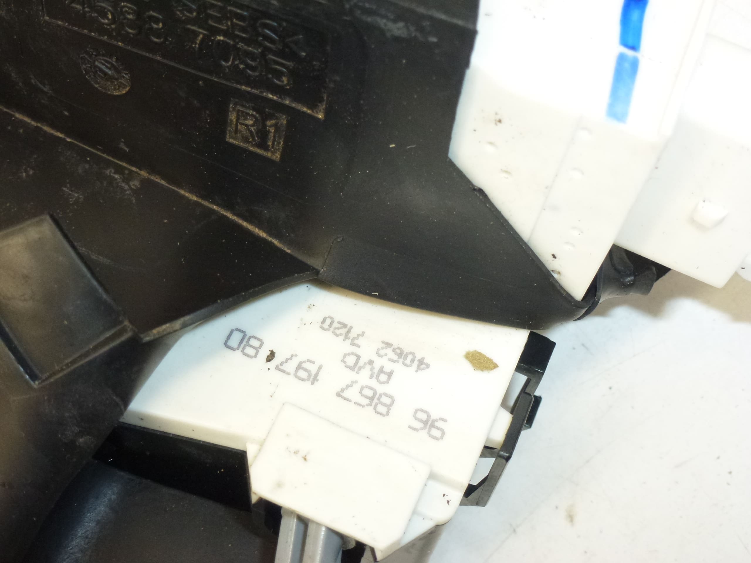 Zamek drzwi prawych przednich Citroën C4 9686719780 9136ES - obrazek 2