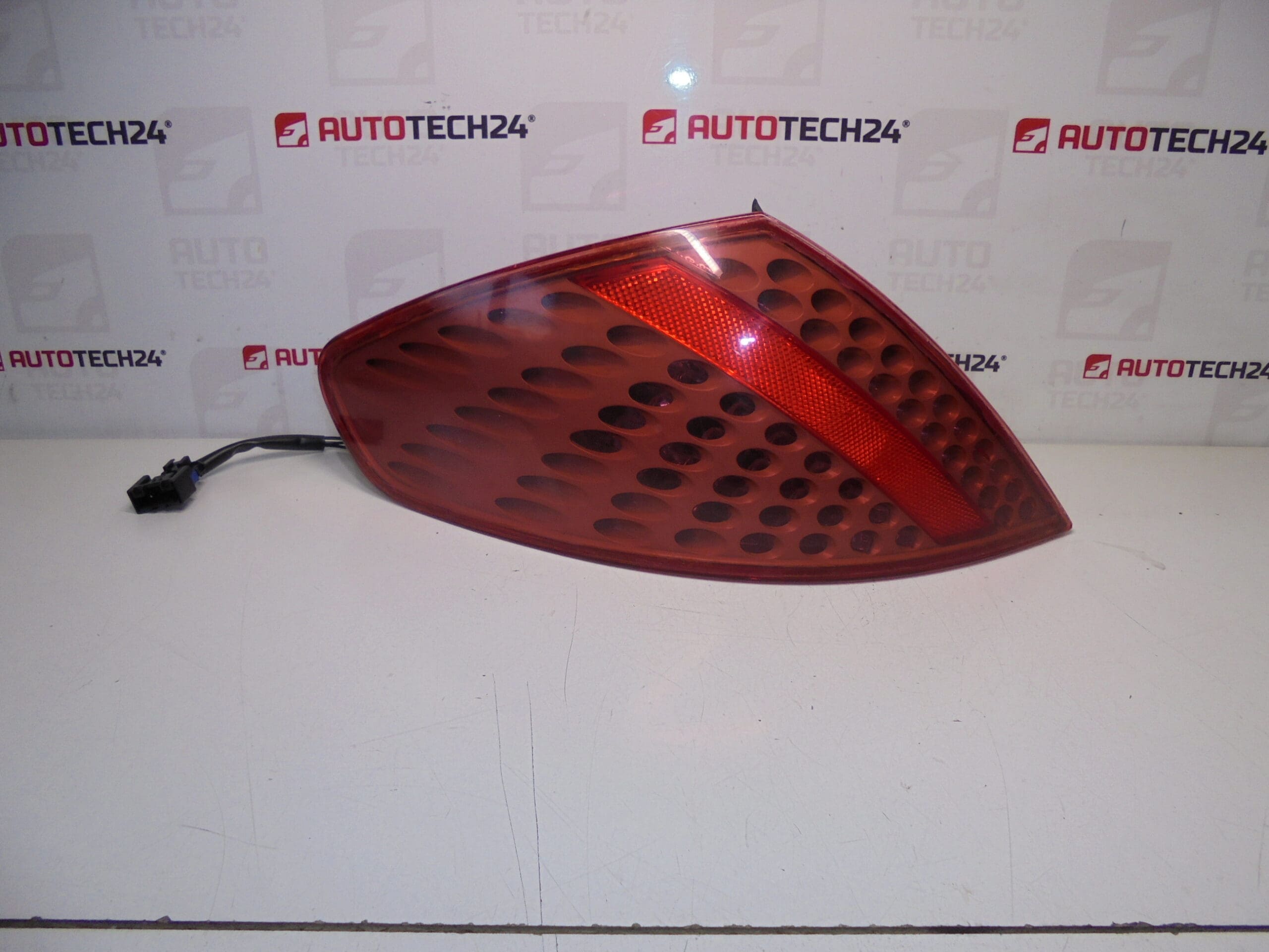 Tylna lewa lampa Peugeot 307 CC 714025600761 6350S3 6350X4