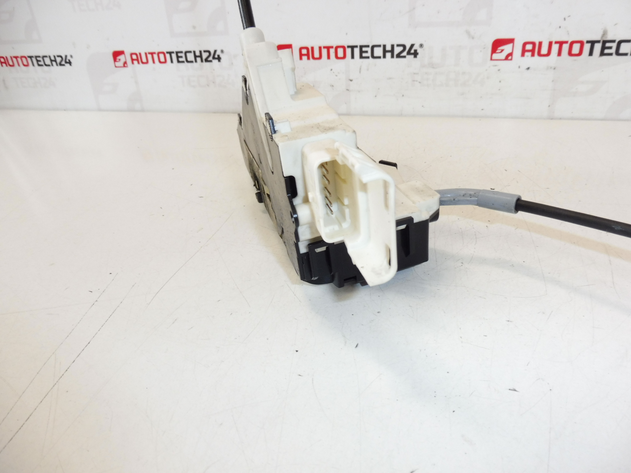 Zamek Lewych Przednich Drzwi Citroën C4 9660699880 9135R0