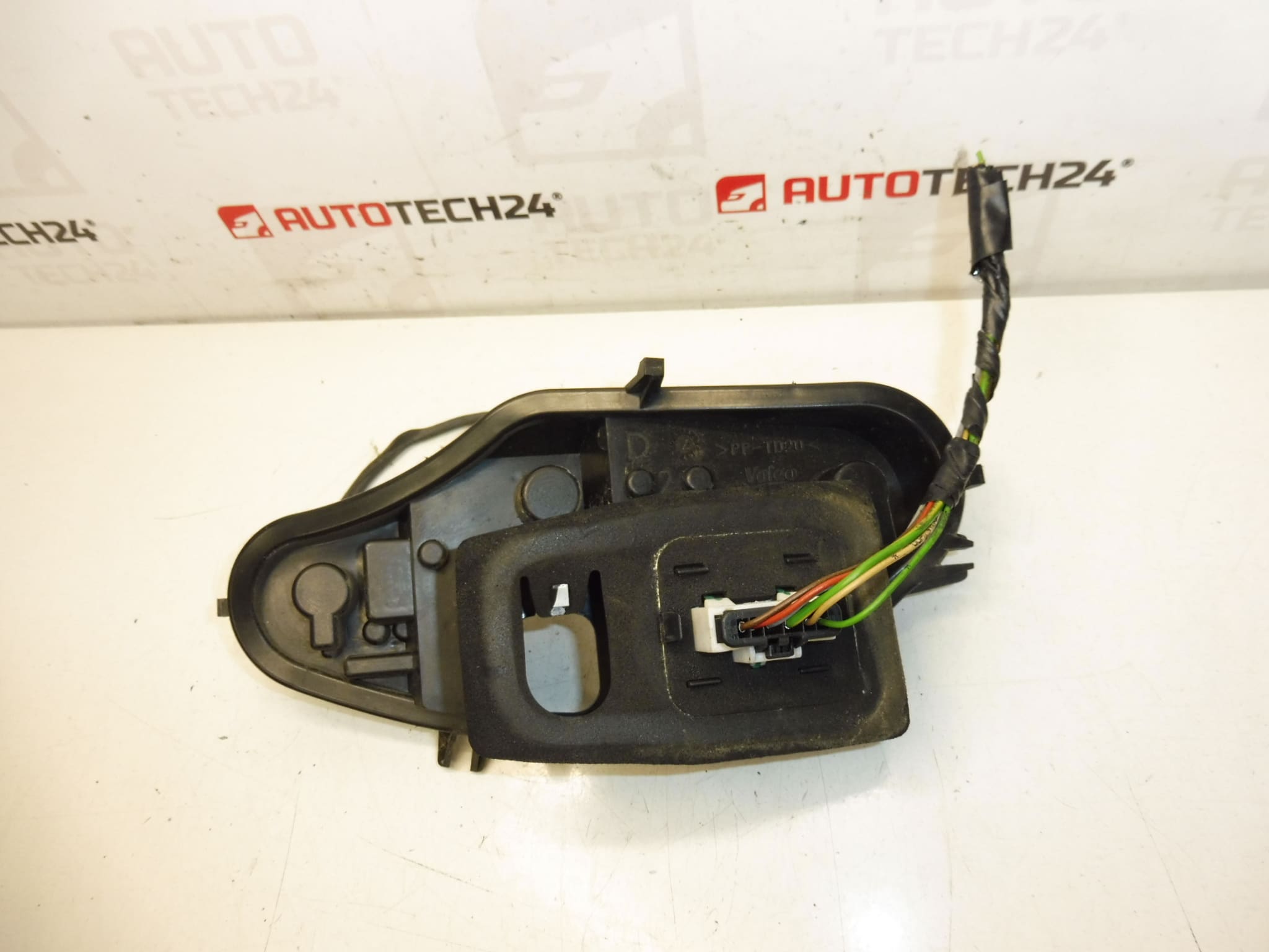 Błotnik podstawy lampy tylnej prawy Citroën C3 II 6351KQ - obrazek 2