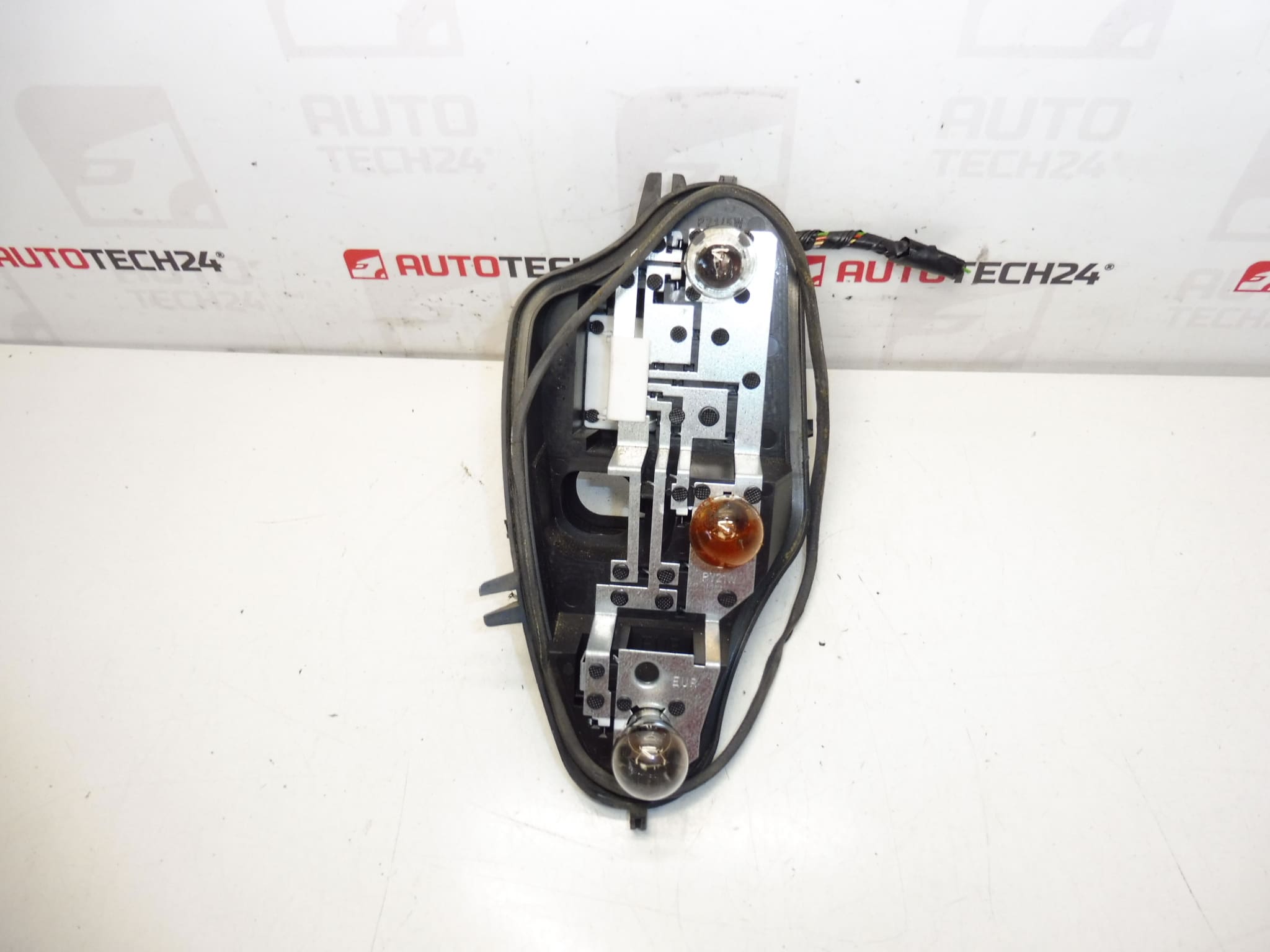Błotnik podstawy lampy tylnej prawy Citroën C3 II 6351KQ