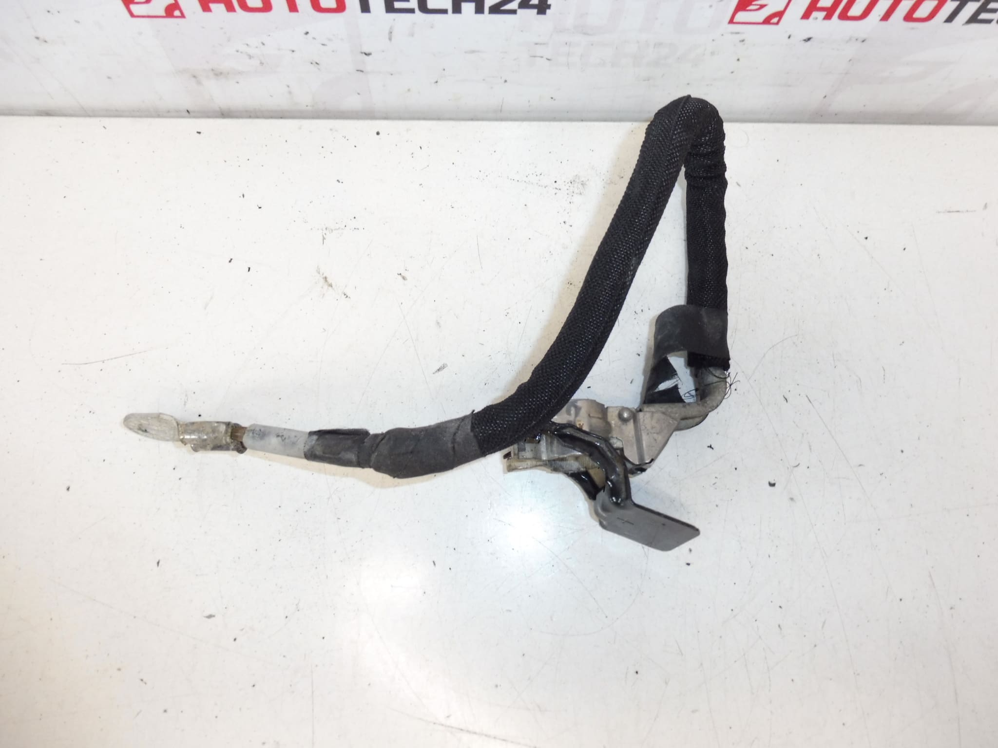 Kabel połączeniowy + biegun w silniku Peugeot 9674808180 564621 - obrazek 2